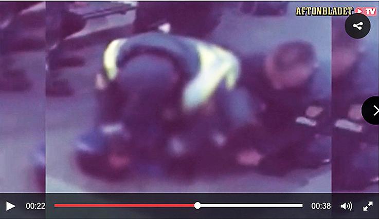 Väktare trycker ner flyktingpojken Amin i en uppmärksammad video från Malmö central i april 2015.