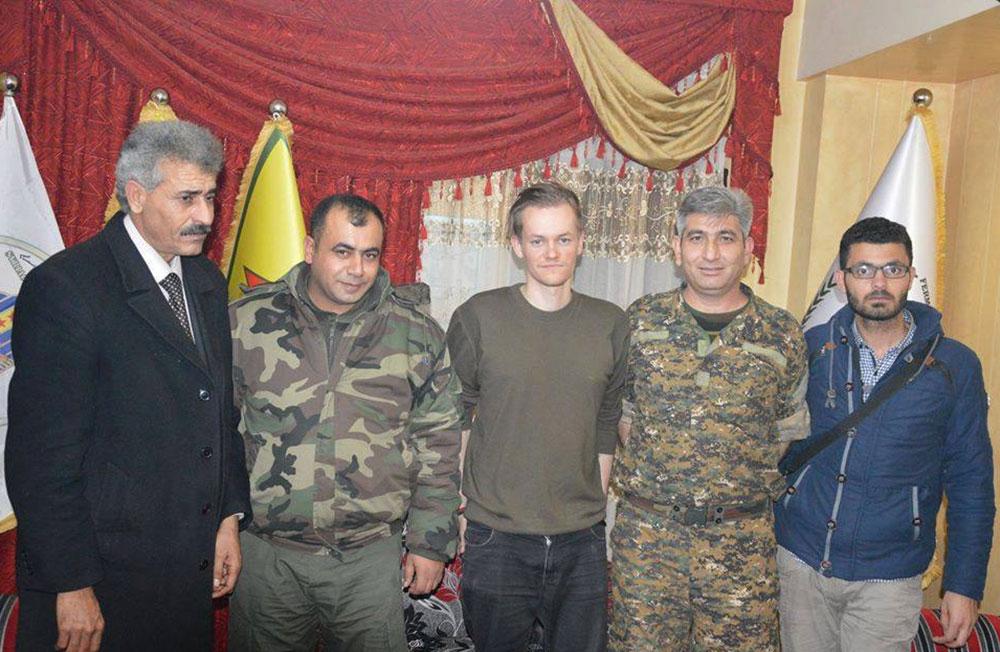 Joakim Medin, i mitten, på första bilden efter frisläppandet. Till höger kurdiske journalisten Sabri Omar som också hölls fången.