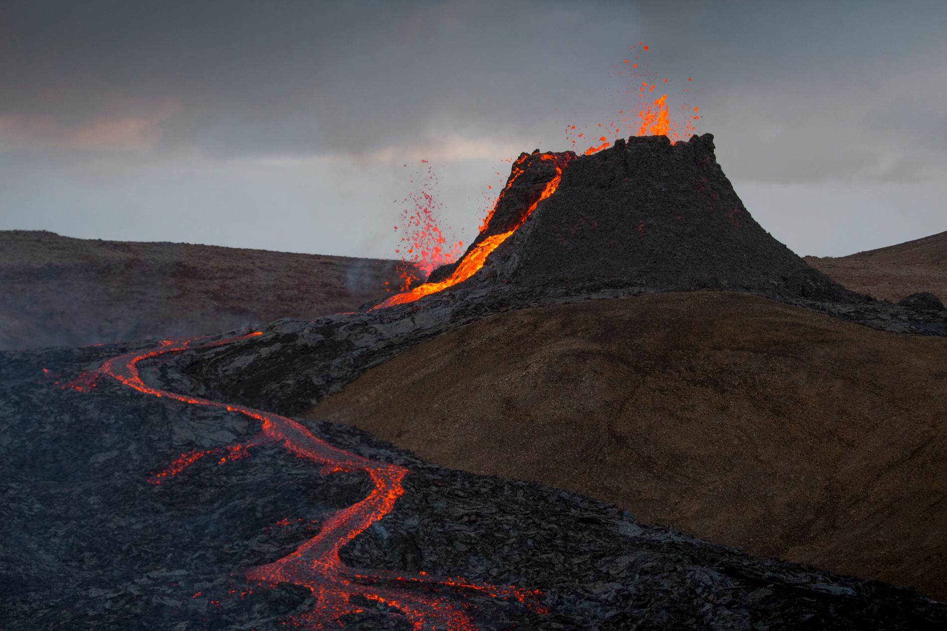 Lavan som vulkanen spottar ut har en temperatur på över 1000 grader