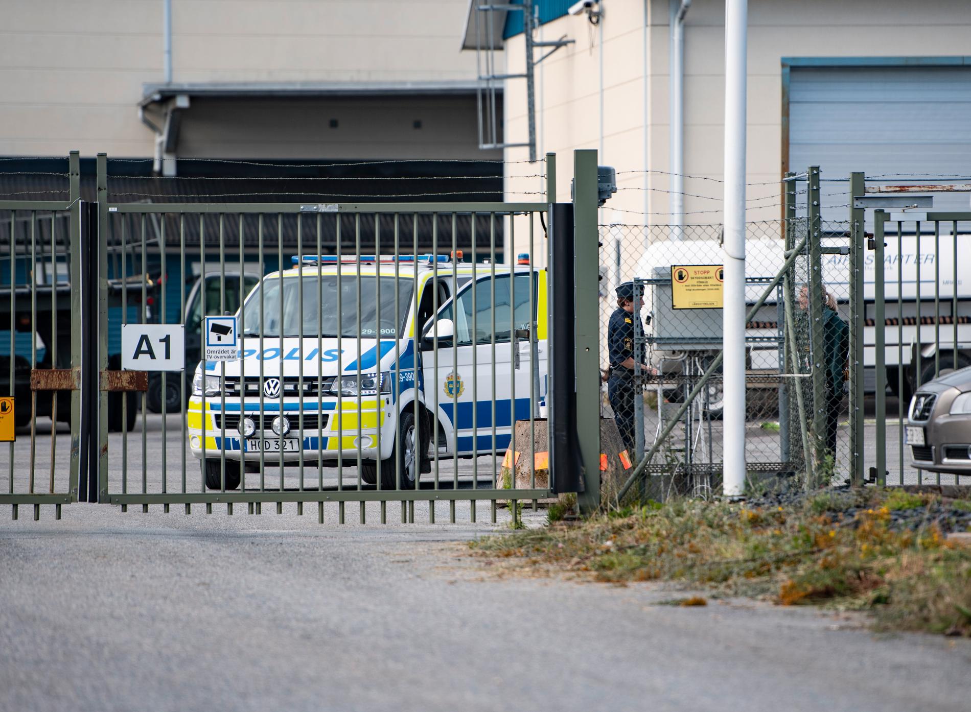 Poliser på plats vid Örebro flygplats.