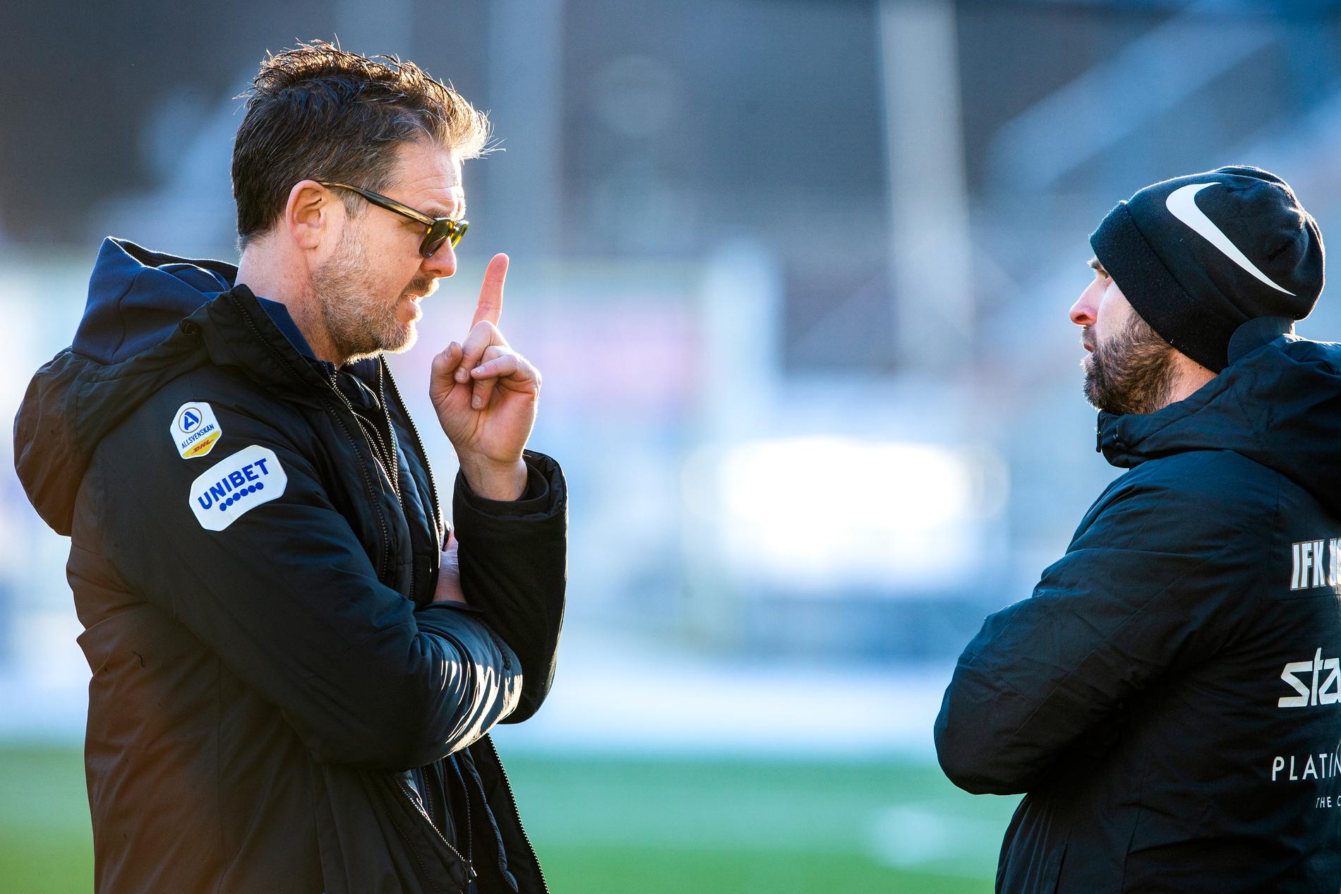 Rikard Norling i samtal med Mathias Florén, ny assisterande tränare. Florén spelade många år i IFK Norrköping och fanns med i Janne Anderssons stab när klubben tog SM-guldet 2015.