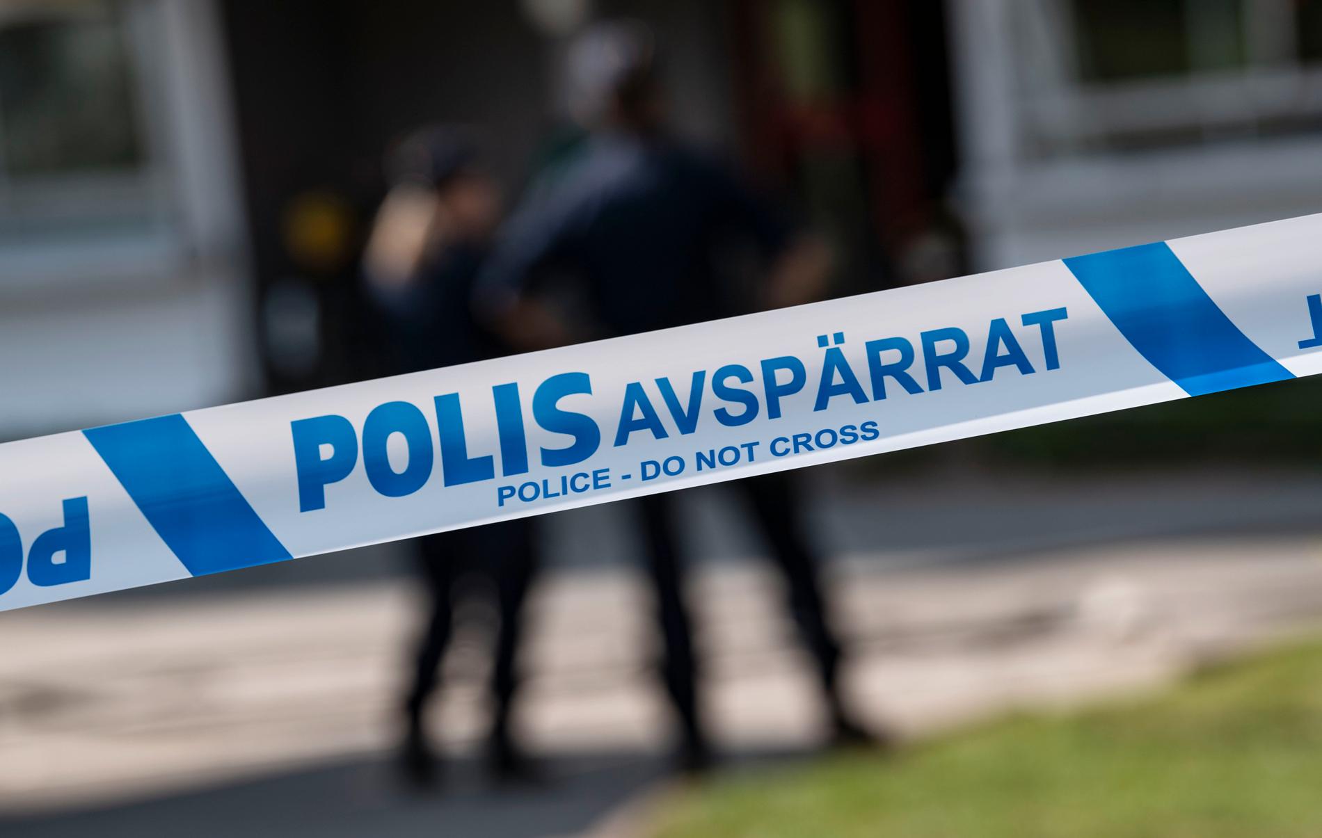 Polisen har inlett en mordundersökning efter att en död person hittats i vattnet i Hörby, uppger polisen.