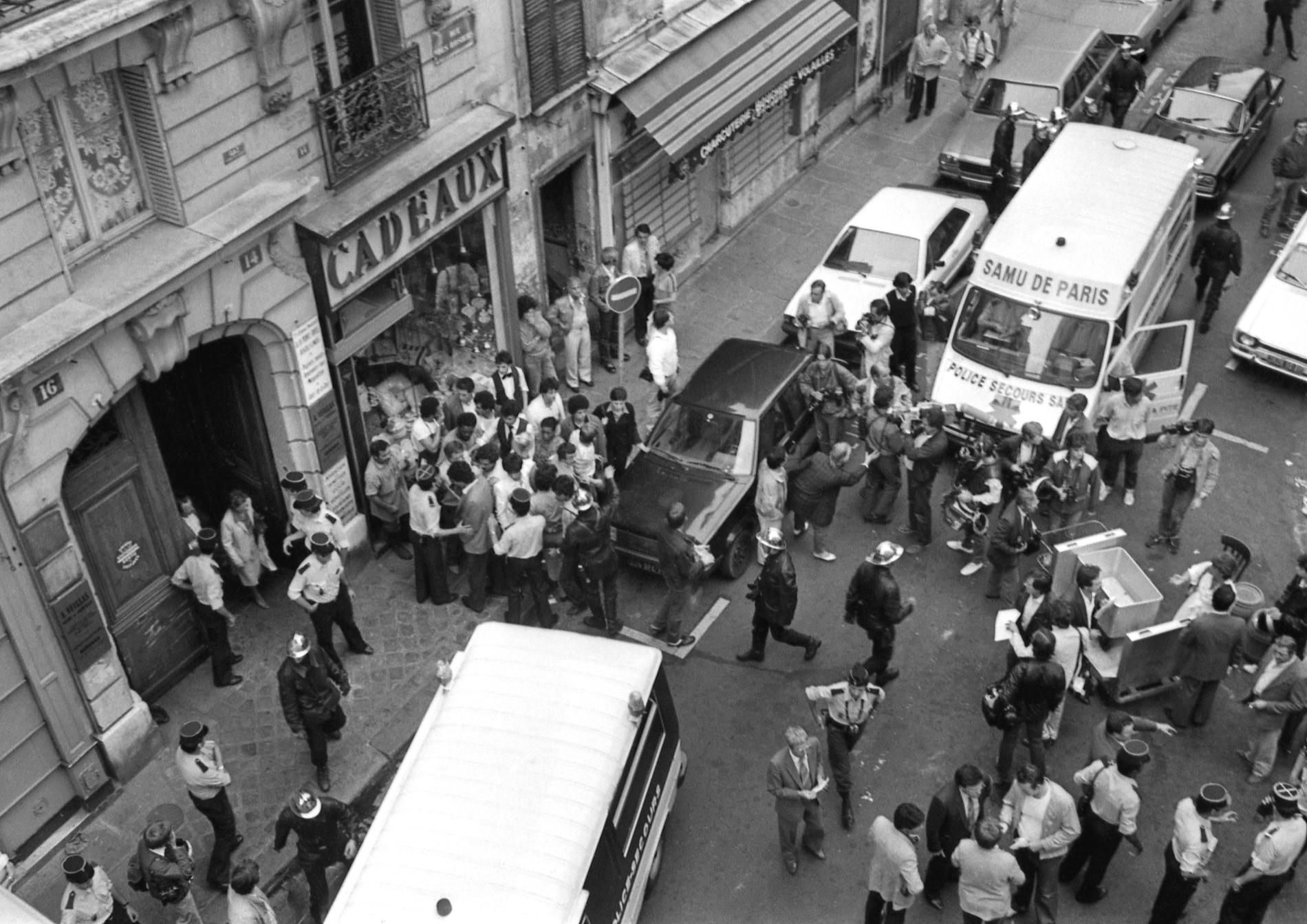Skeenden utanför Chez Jo Goldenberg i Parisstadsdelen Marais, strax efter attacken den 9 augusti 1982. Arkivbild.