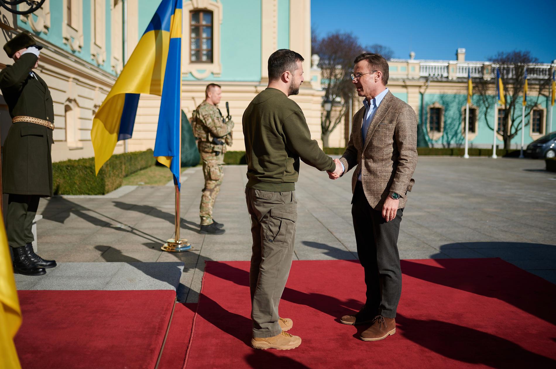 Ulf Kristersson skakar hand med Ukrainas president Volodymyr Zelenskyj i Kiev.