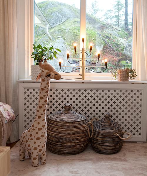 I dottern Wilmas rum står ljusstaken Milano från Star trading. Stort gosedjur i form av en giraff från H&M Home.