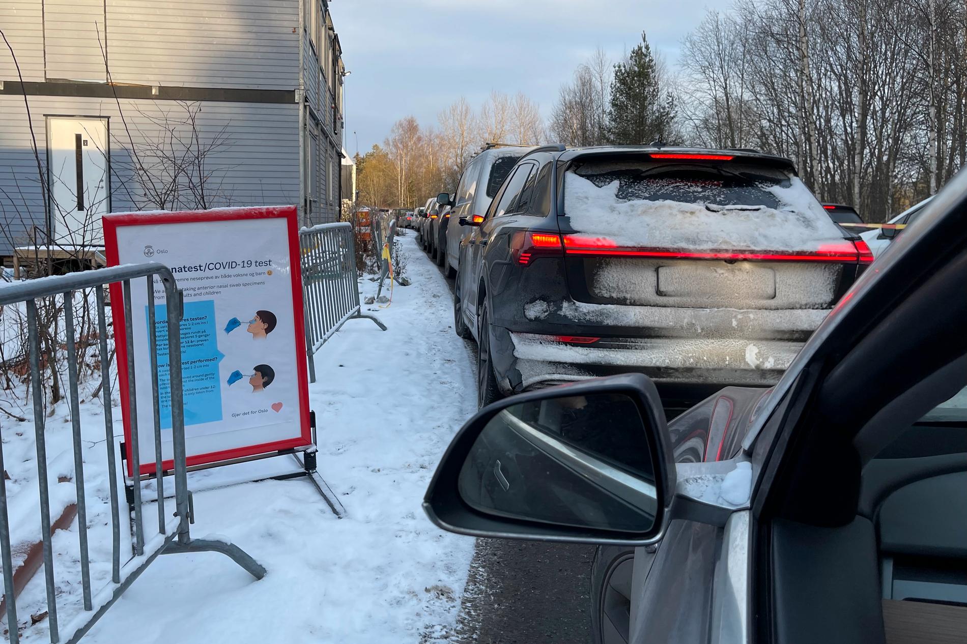Människor väntar i sina bilar för att testas för covid-19 i Mortensrud i Oslo, i Norge. Arkivbild.