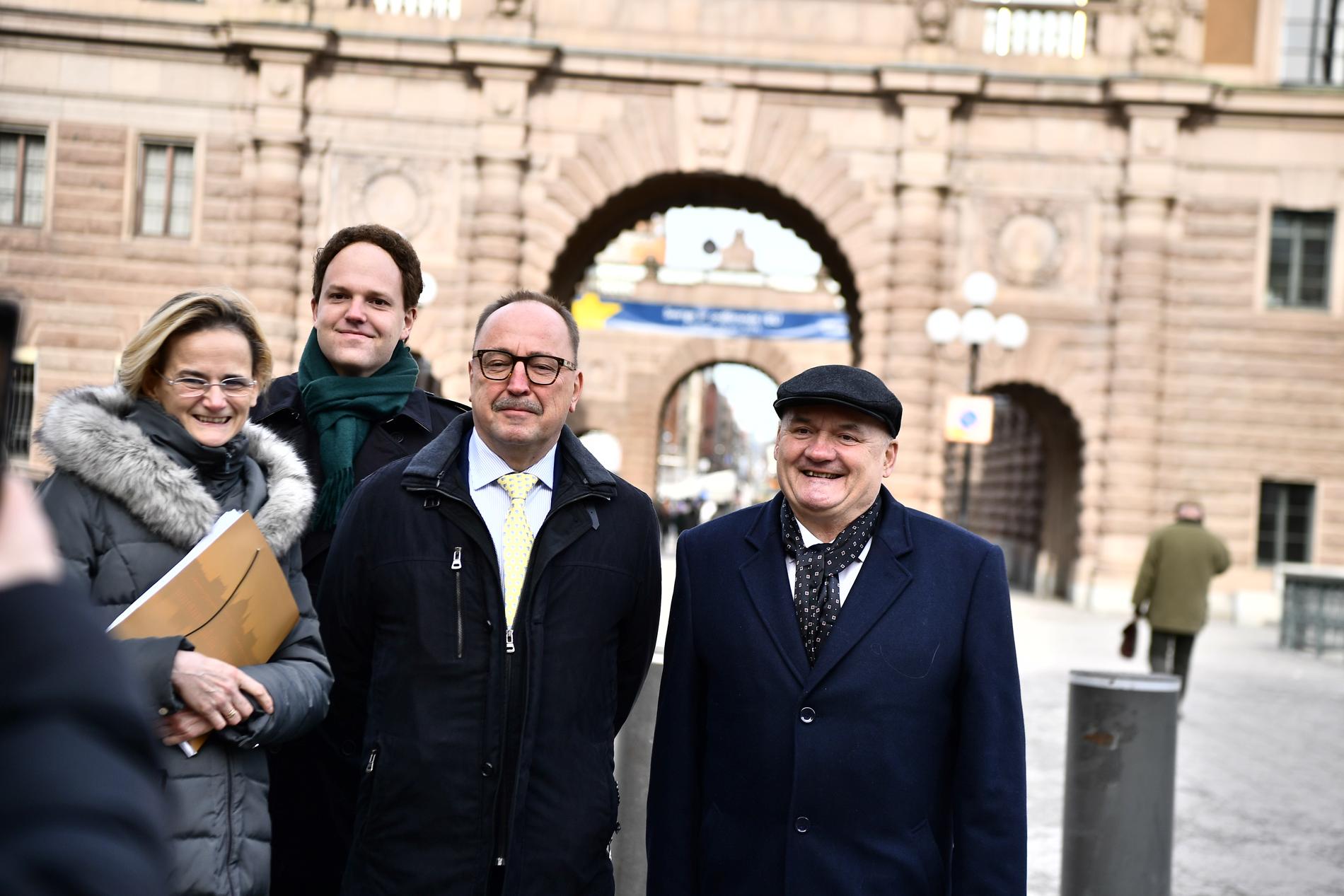 Csaba Hende till höger med ungerska delegationen som besökte Sverige.