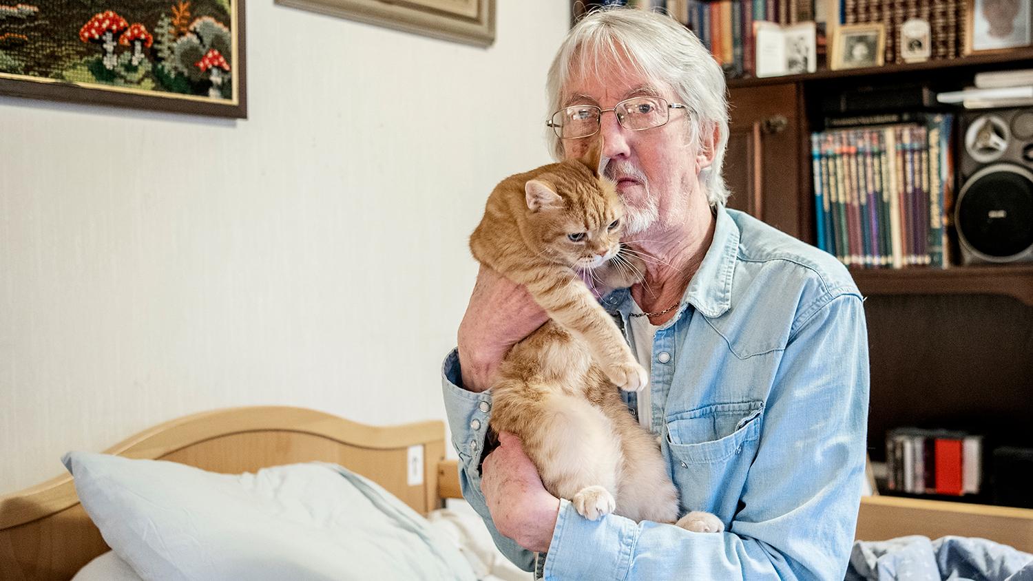 Karl Erik Gyllensvärd poserar med katten Frasse, hans älskade ”lilla bebis”.