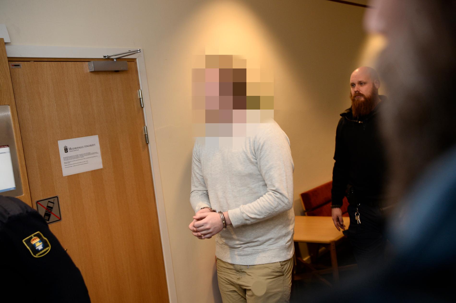 Den misstänkte anländer till tingsrätten i Hudiksvall på fredagen.