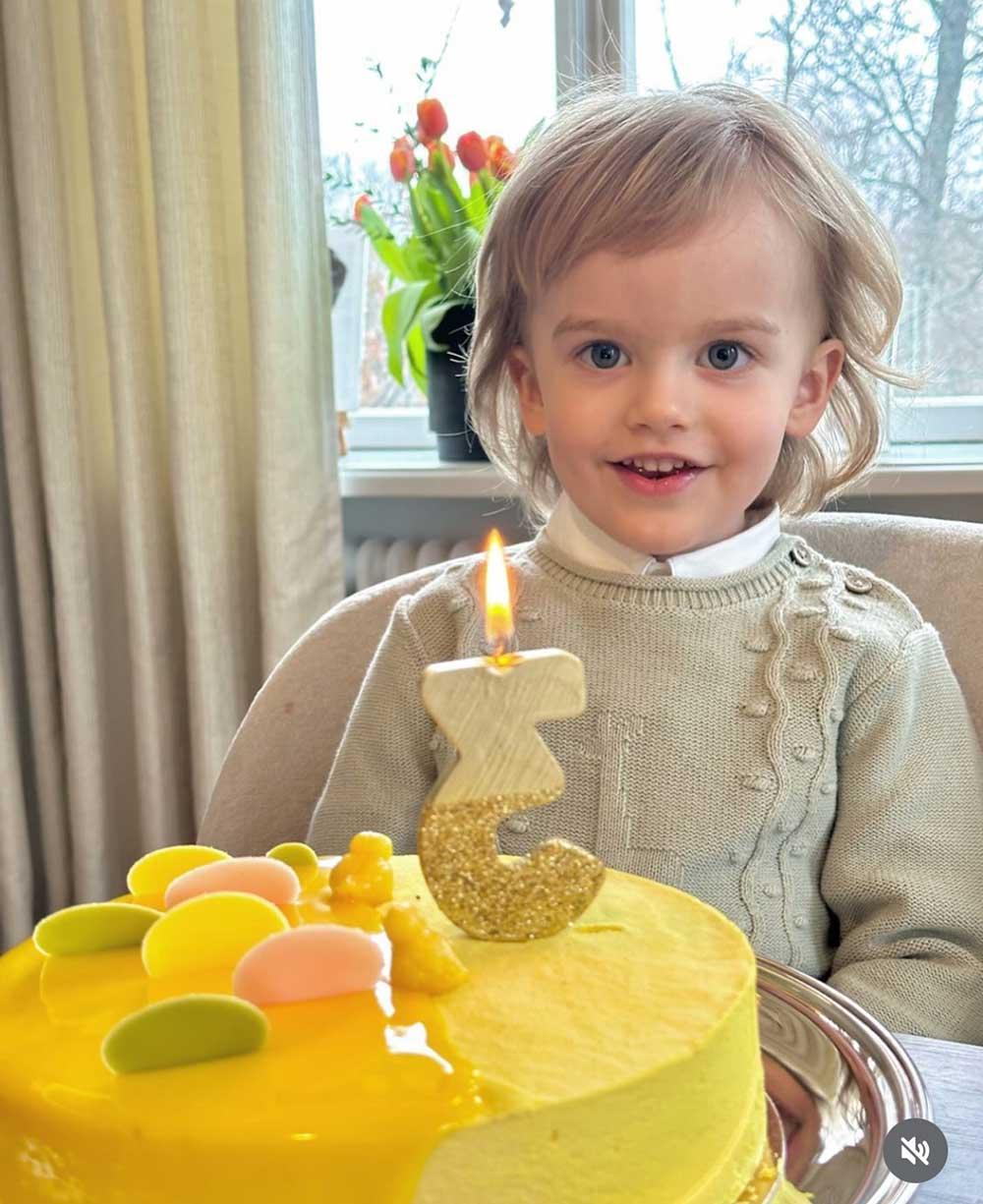 Prins Julian fyller 3 år och firas med en påsktårta. 