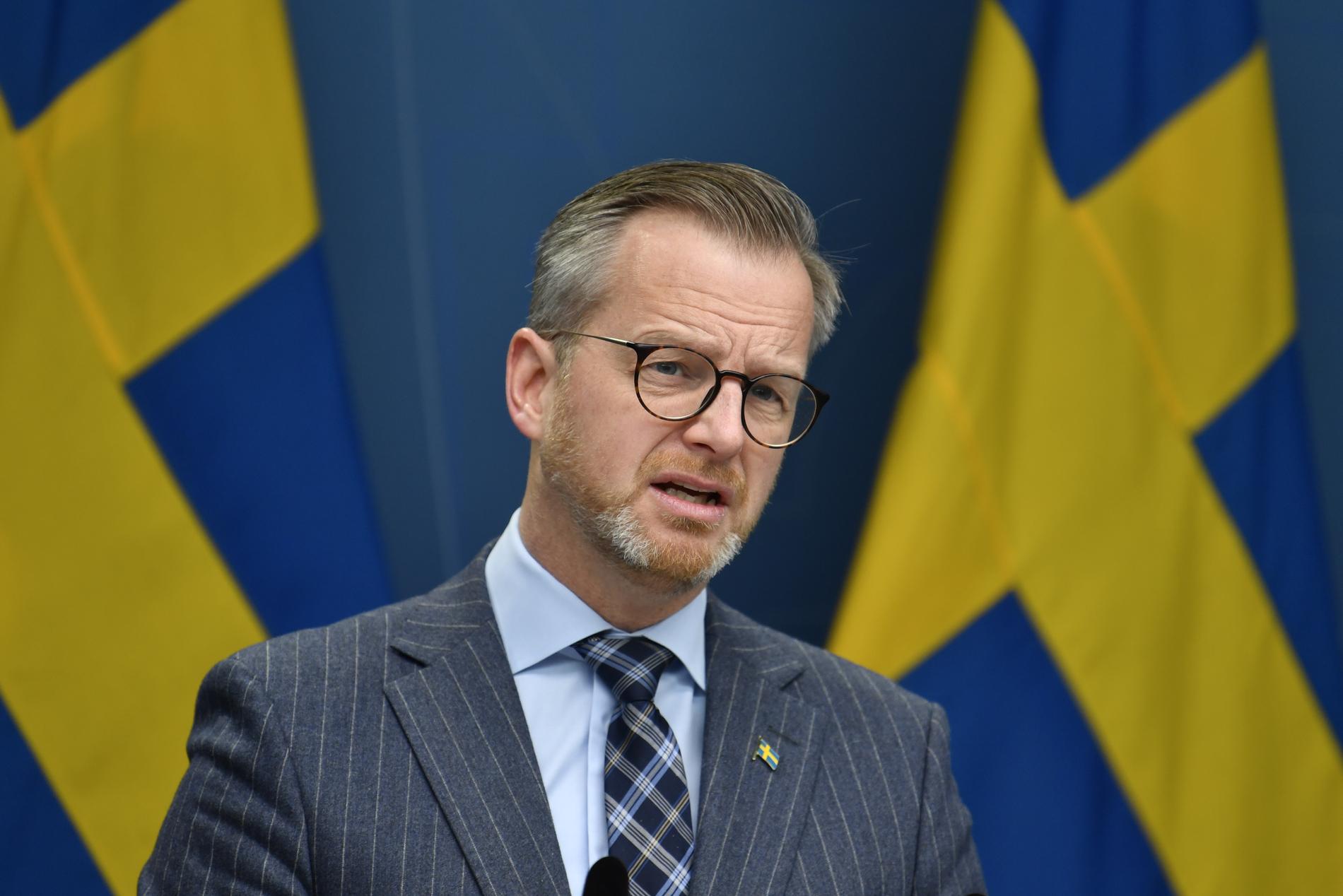 Inrikesminister Mikael Damberg sade att Sverige ska göra samma sak. Men i dag, måndag, landar fortfarande plan från Storbritannien. 