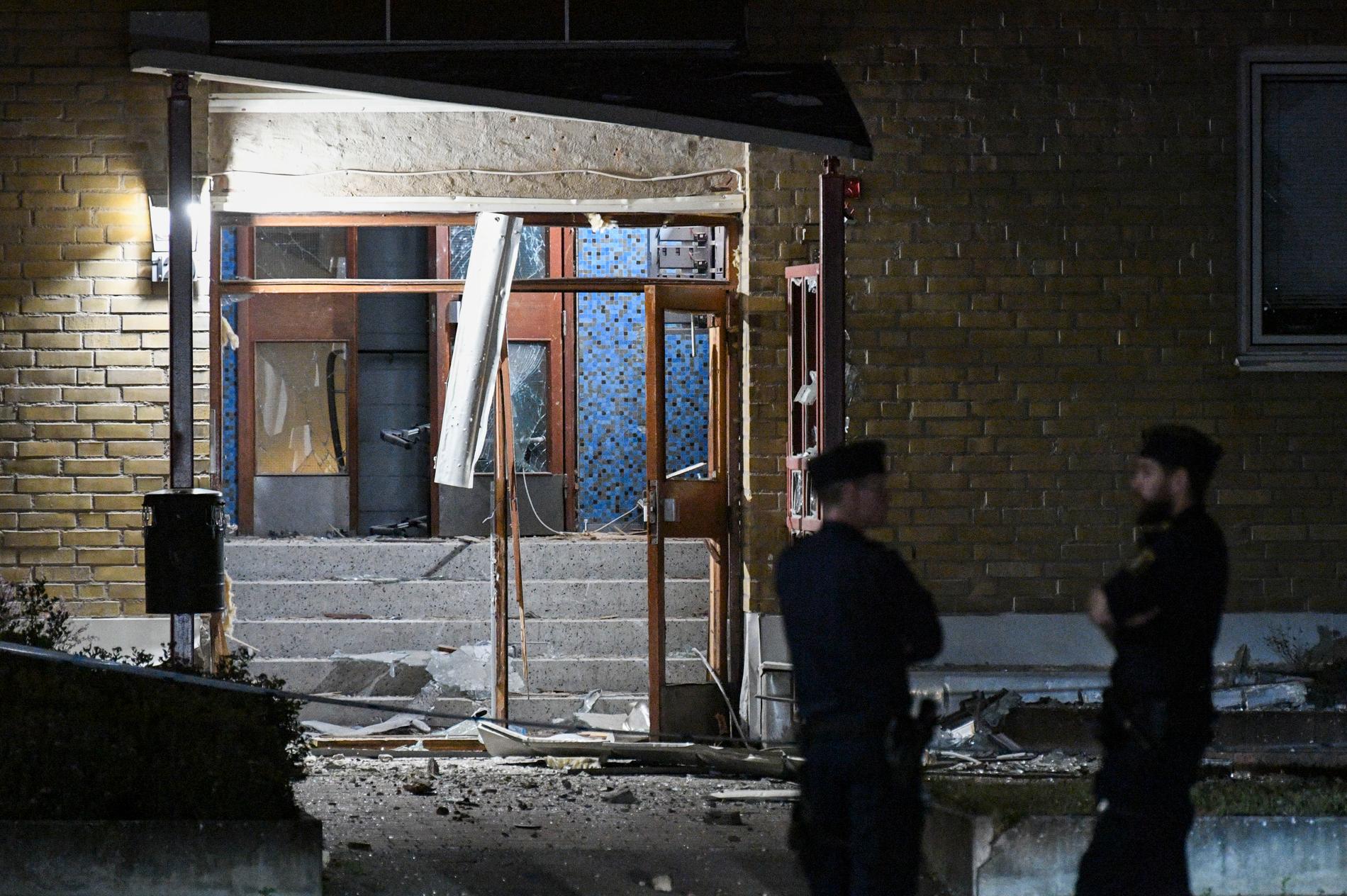 Polis på plats och spärrar av efter en explosion i en portuppgång på Von Lingens väg i Rosengård i Malmö natten till tisdagen.
