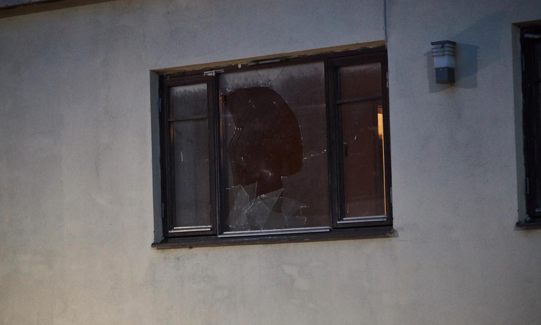Fönster till en fastighet på brottsplatsen har krossats.