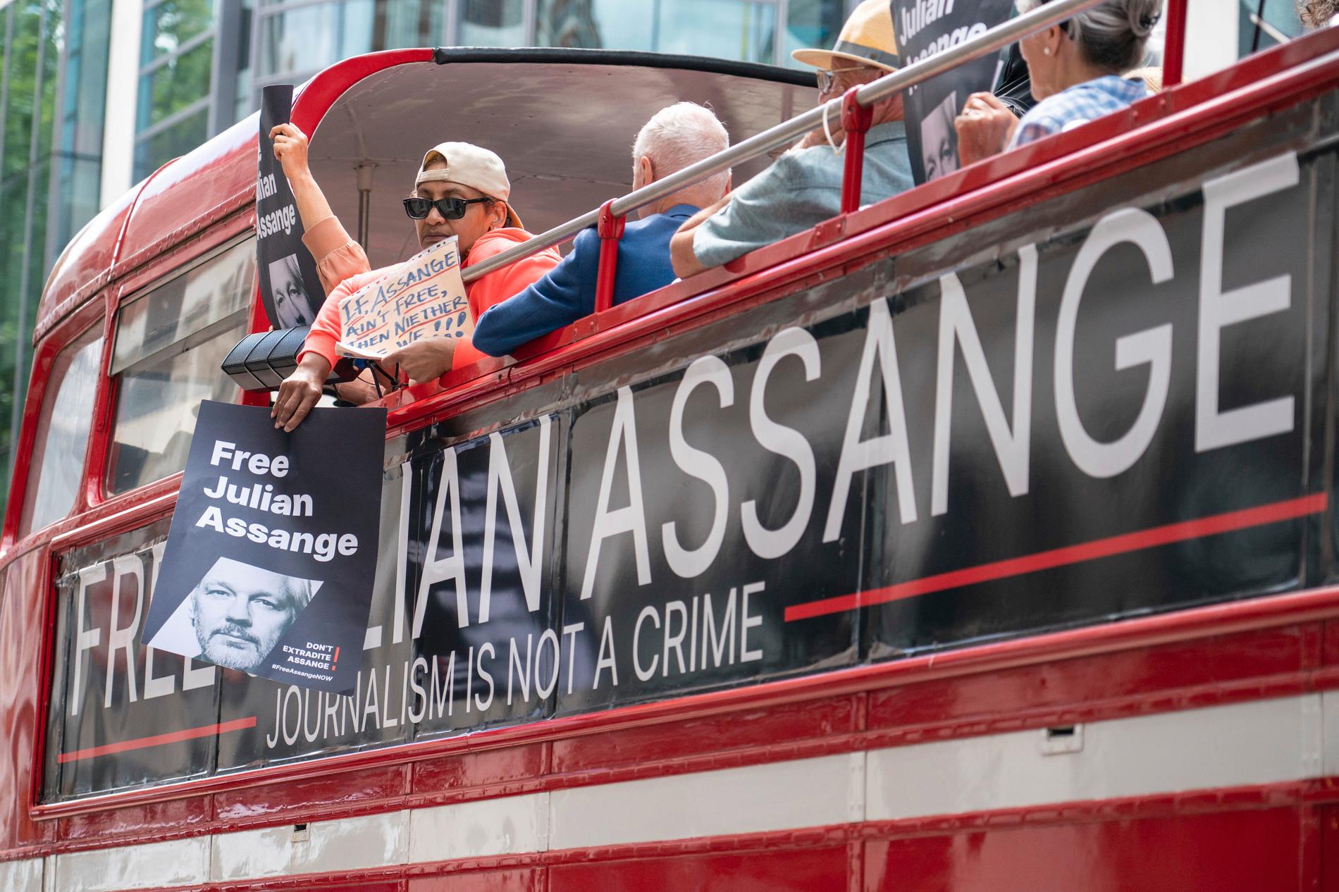 Anhängare till Wikileaksgrundaren Julian Assange protesterar utanför det brittiska inrikesdepartementet mot beslutet att utlämna honom till USA.