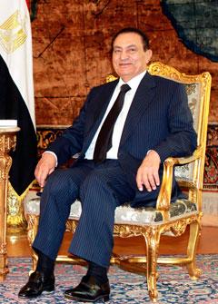 FLYDDE EFTER MILITÄRKUPP  Under fredagen gav Egyptens expresident Hosni Mubarak upp efter generalernas påtryckningar och folkets protester.
