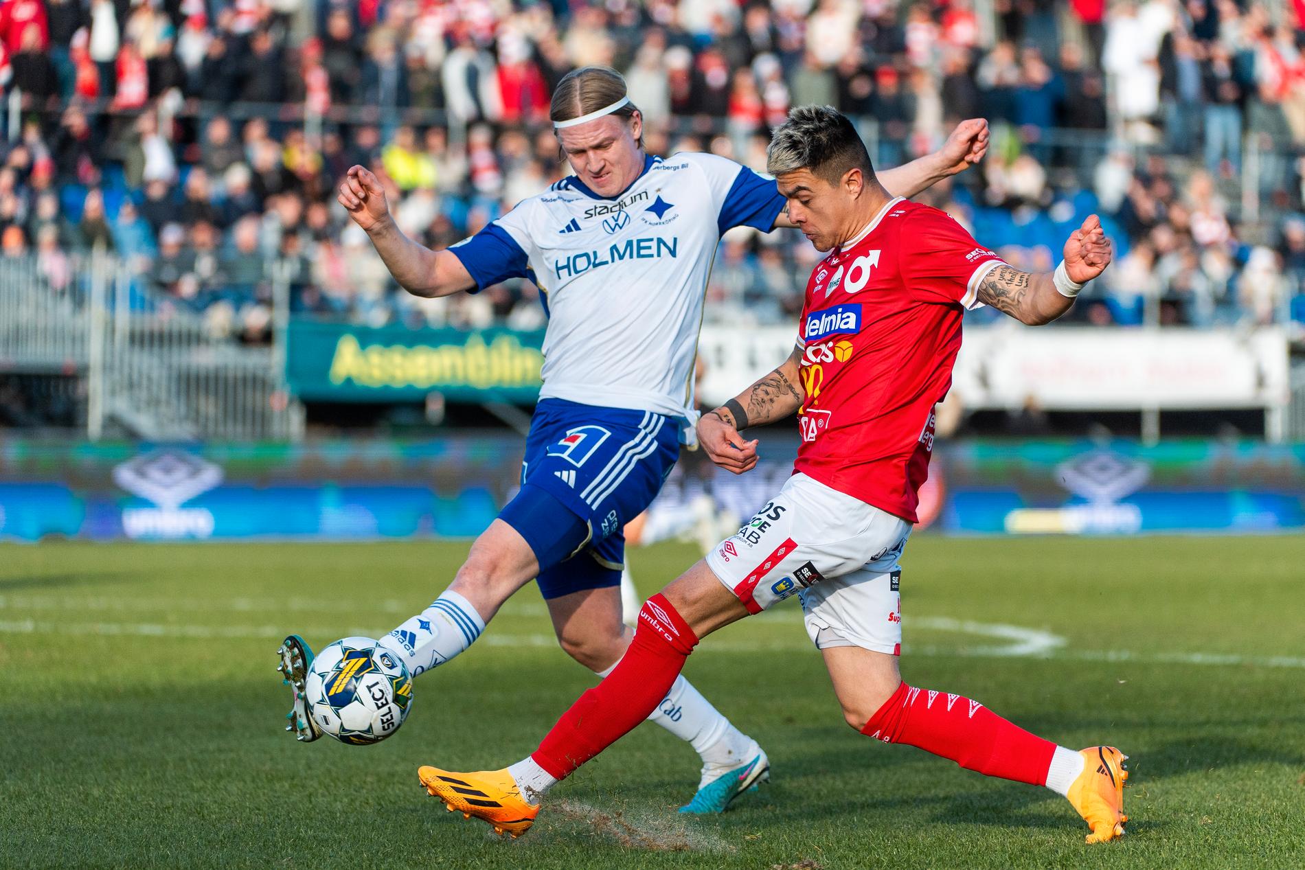 IFK Norrköpings Arnor Sigurdsson i duell med Degerfors Diego De Jesus Campos Ballestero.