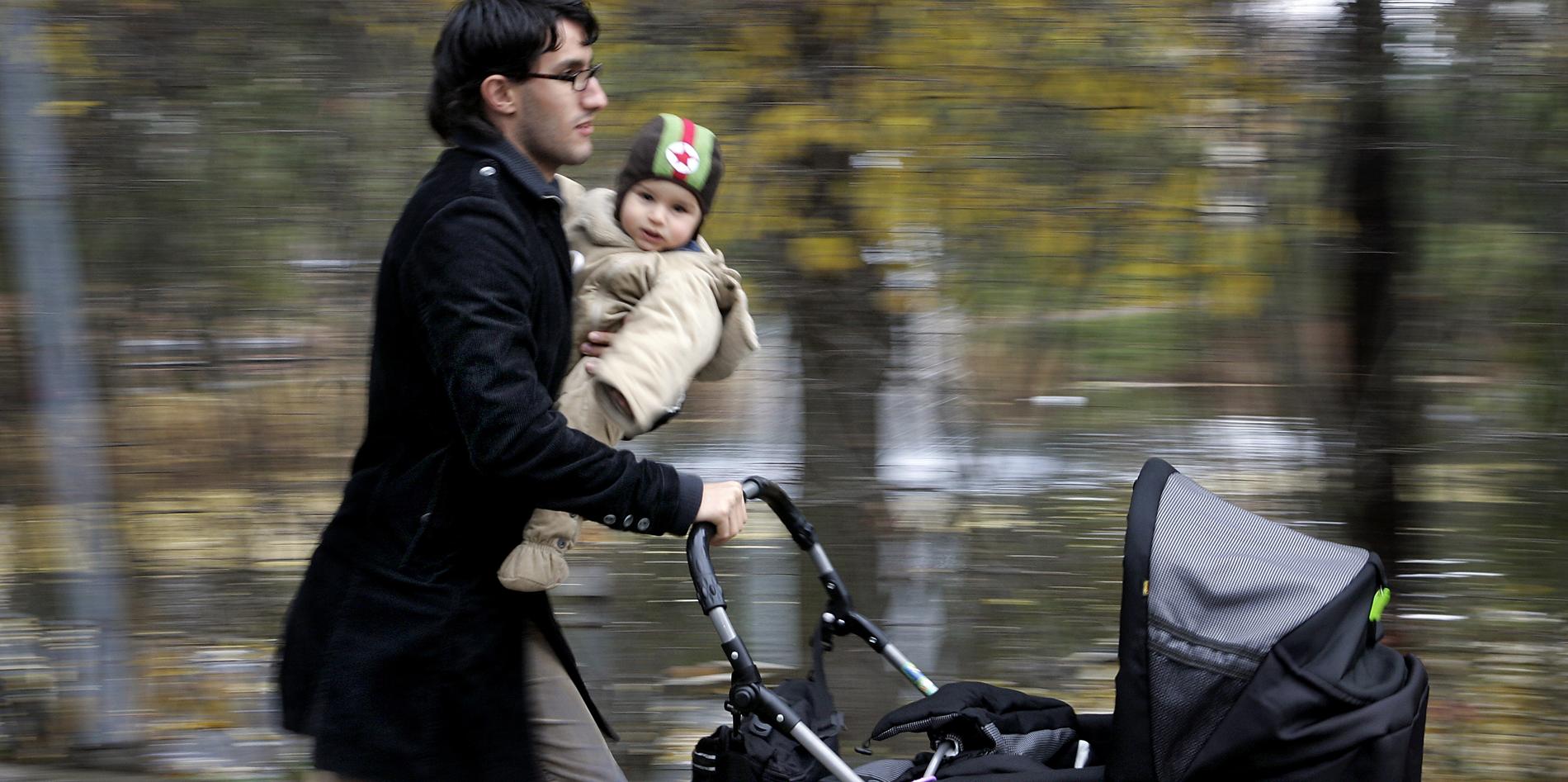 Svenska pappor tar bara ut knappt 28 procent av dagarna med föräldrapenning.