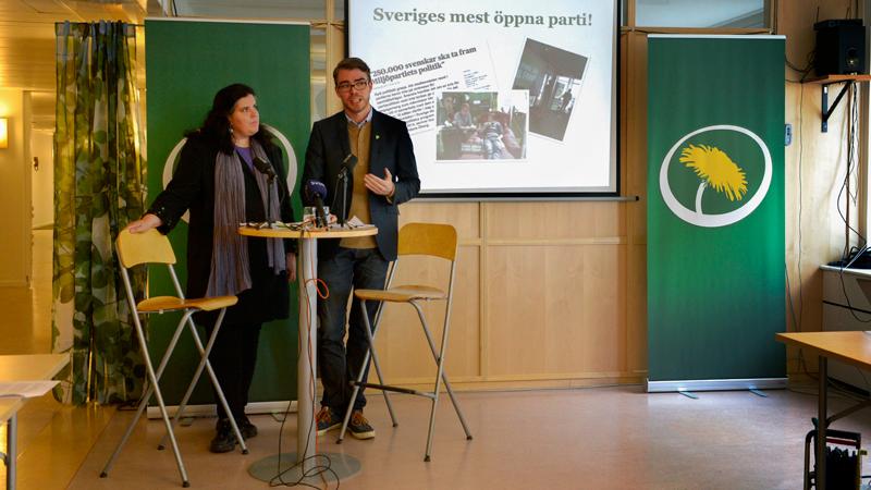 Yvonne Ruwaida och Anders Wallner från Miljöpartiet presenterar förslag till det nya partiprogrammet.