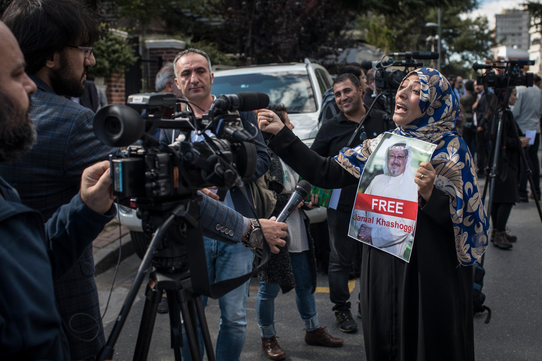 Nobelpristagerskan Tawakkol Karman håller upp en skylt med orden ”Frige Jamal Khashoggi” och hans porträtt framför journalister utanför Saudiarabiens konsulat i Istanbul. 