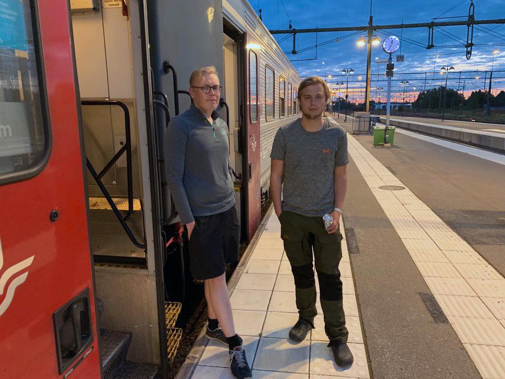 Pasi Huikuri (till vänster) och Ludvig Berggren är fast på nattåget.