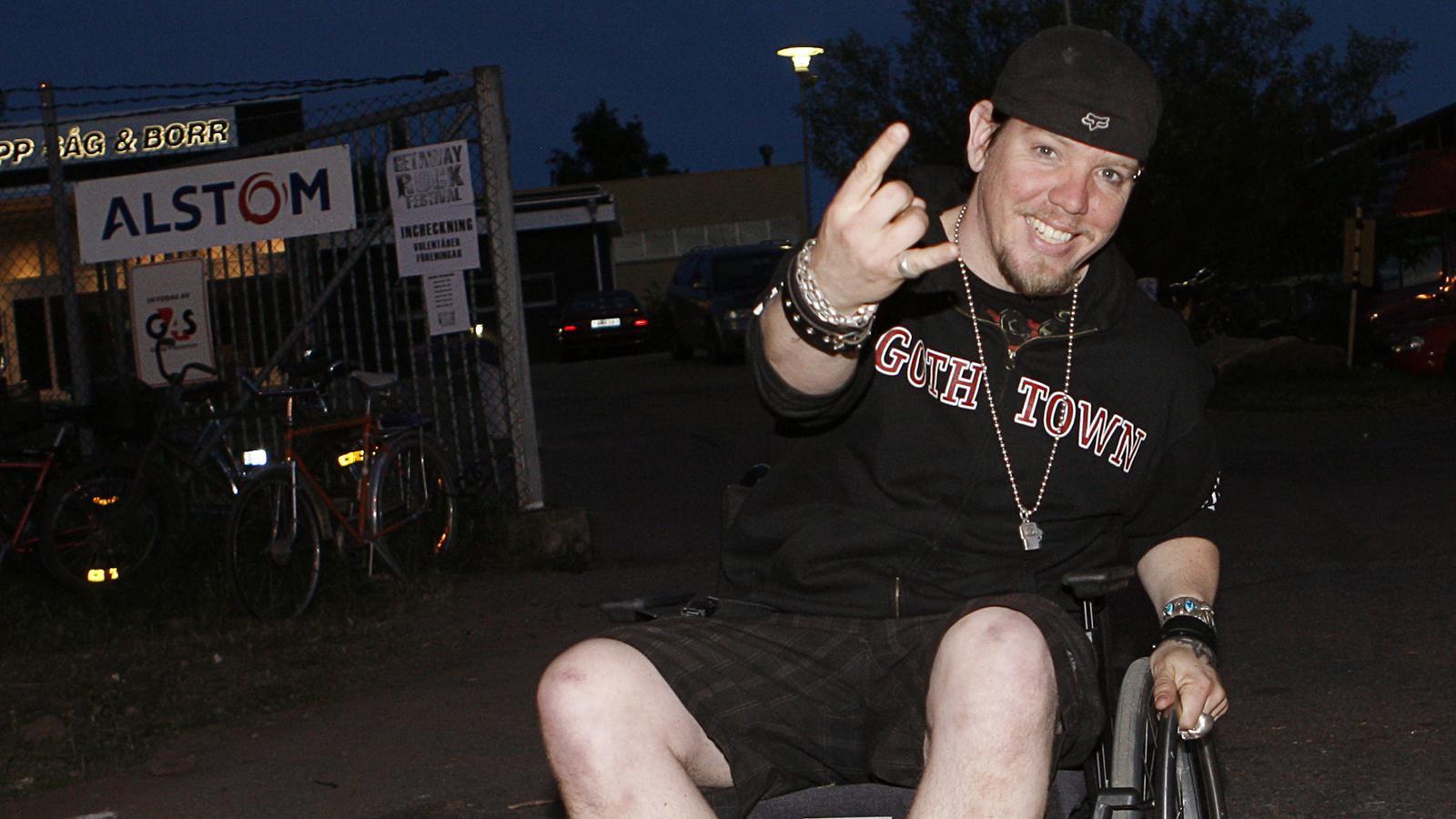 När Martin drabbats av diskbråck 2010 uppträdde han i rullstol.