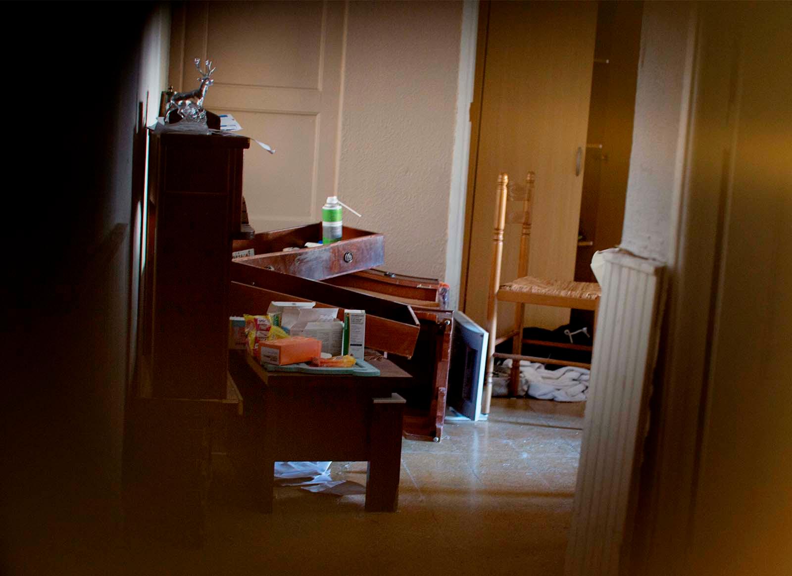 En lägenhet som den franska polisen undersökt. Här ska misstänkte terroristen ha bott efter att han separerat från sin fru.