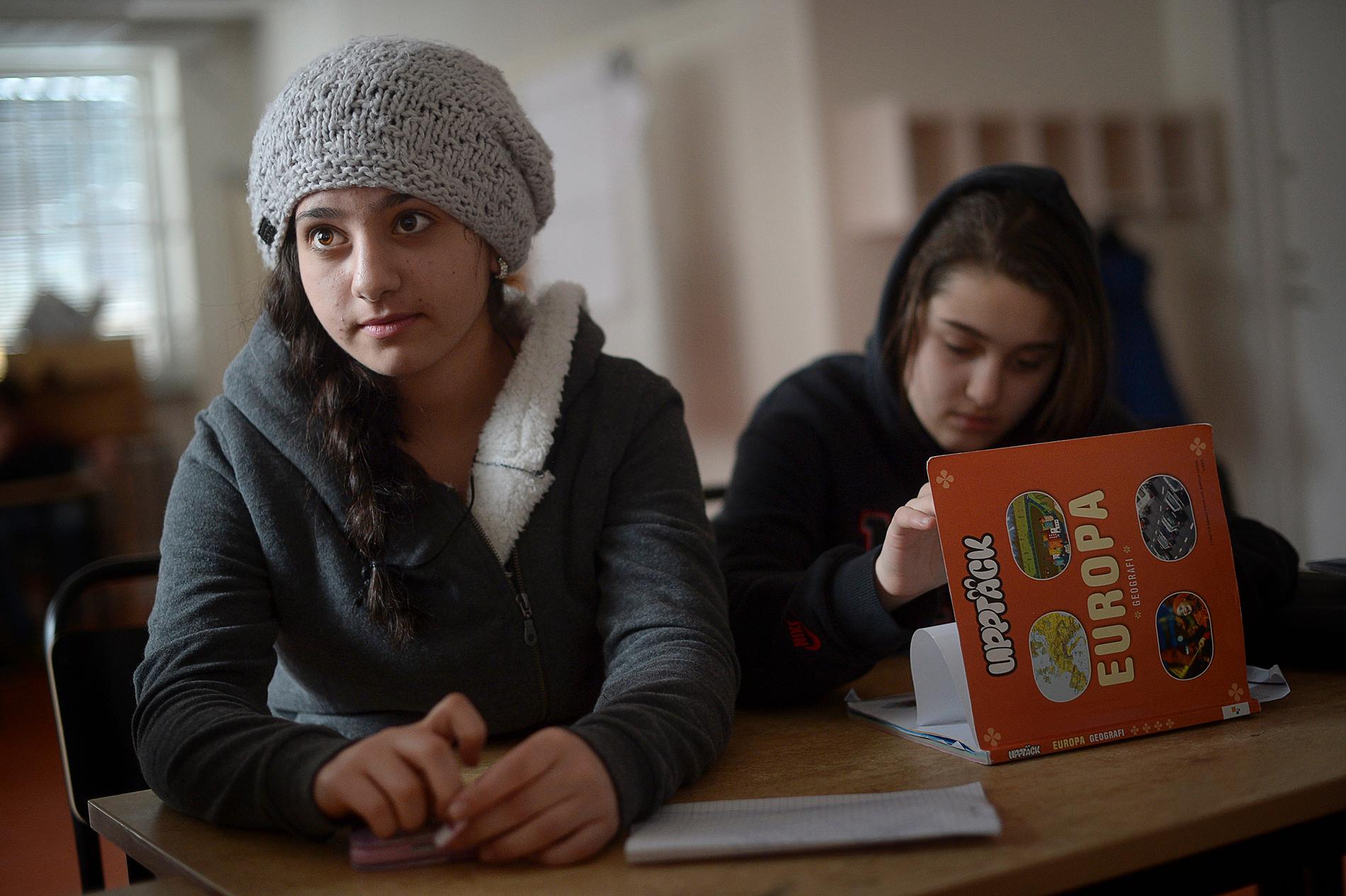 Rita Nassar, 15, vill bli läkare i framtiden. ”Matematiken i Syrien var mycket, mycket svår, vi hade mycket läxor. Men man lär sig lika mycket här i Sverige, vi har haft biologi, fysik, kemi och allt som vi hade i Syrien”.