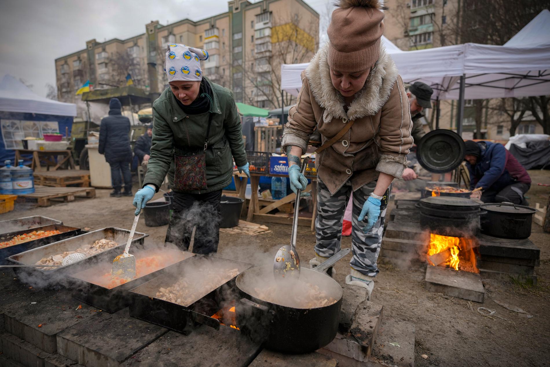 Personer ur det civila försvaret lagar mat utomhus i Kiev på måndagen. 