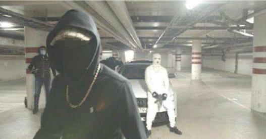 Bild från inspelningen av rapvideon. Den vita Audin användes senare vid skottlossningen i Botkyrka förra sommaren, där en flicka dödades. Arkivbild.