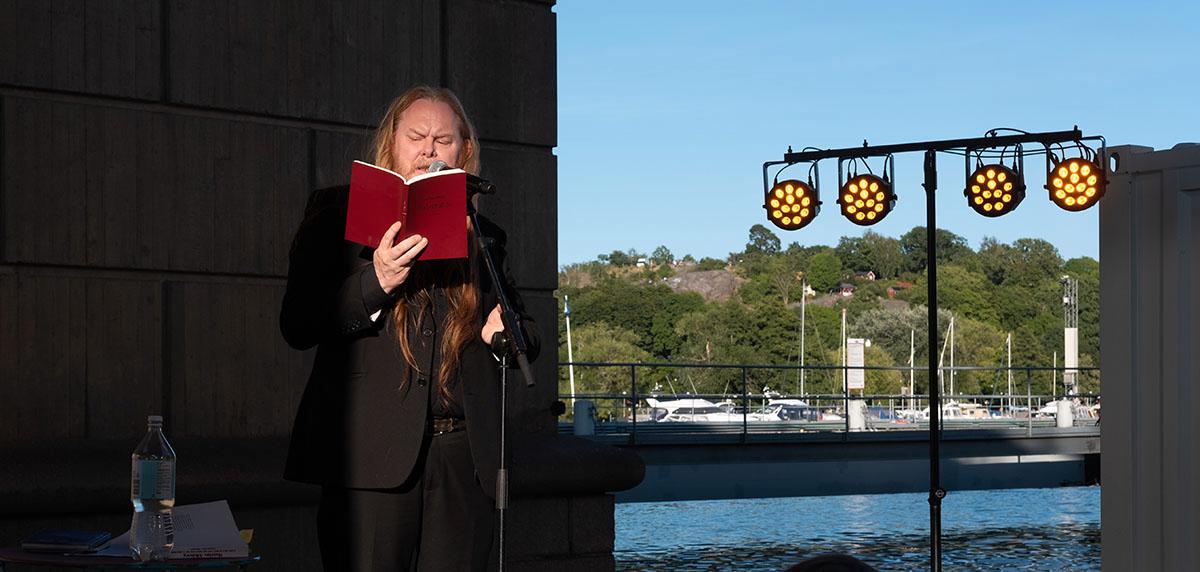 Mattias Alkberg läste ur sin nya diktsamling ”Med rätt att dö”.
