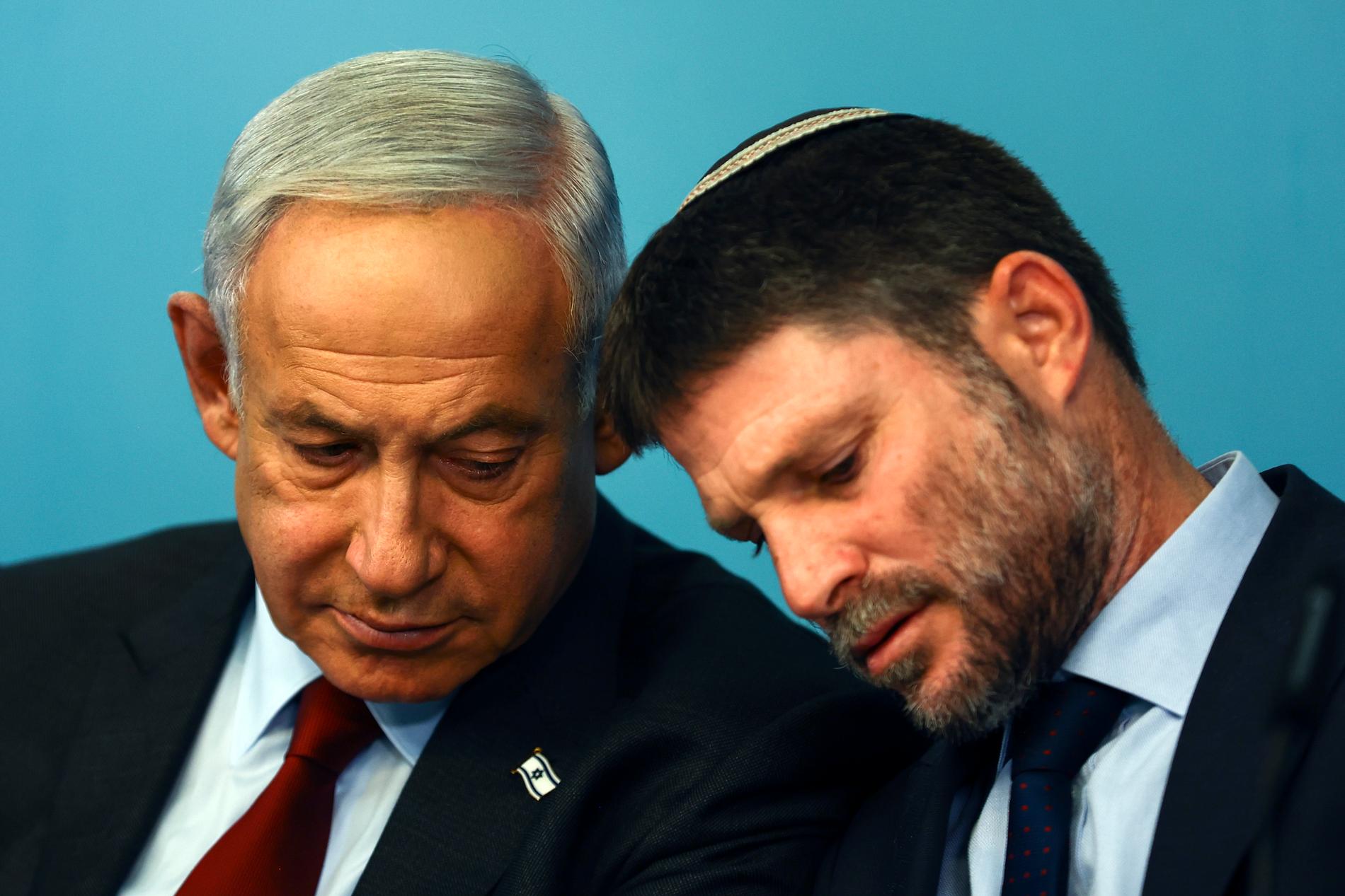 Bezalel Smotrich, här till höger om sin chef Benjamin Netanyahu. Foto från slutet av januari.