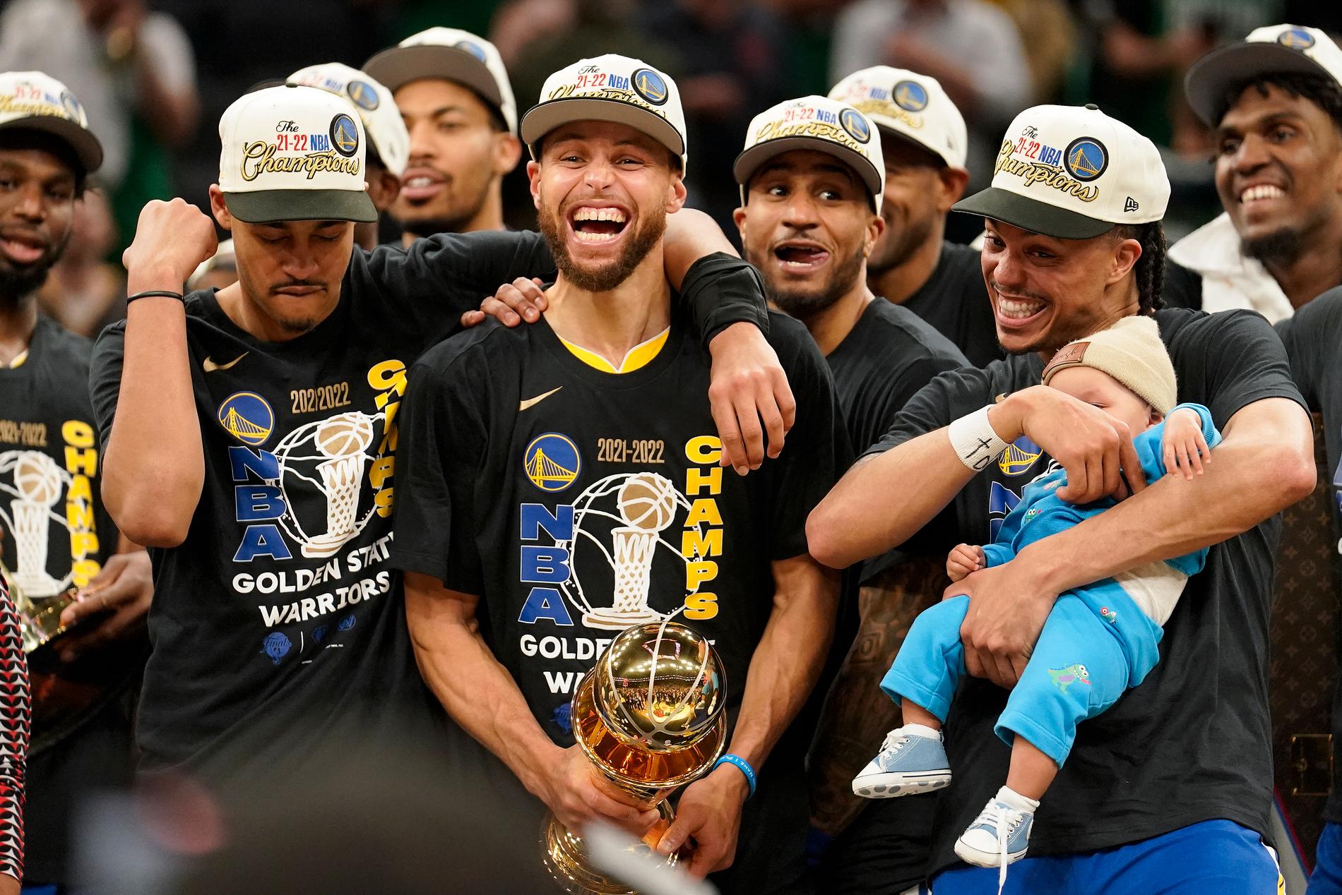 Stephen Curry (med bucklan) och Golden State Warriors är regerande NBA-mästare.