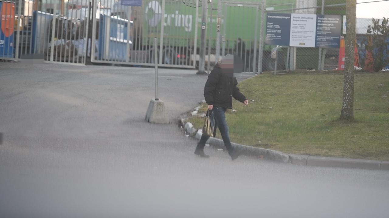 En av personerna som köpt smuggelsprit av de så kallade ”vodkalastbilarna” utanför Ikea Kungens kurva. 