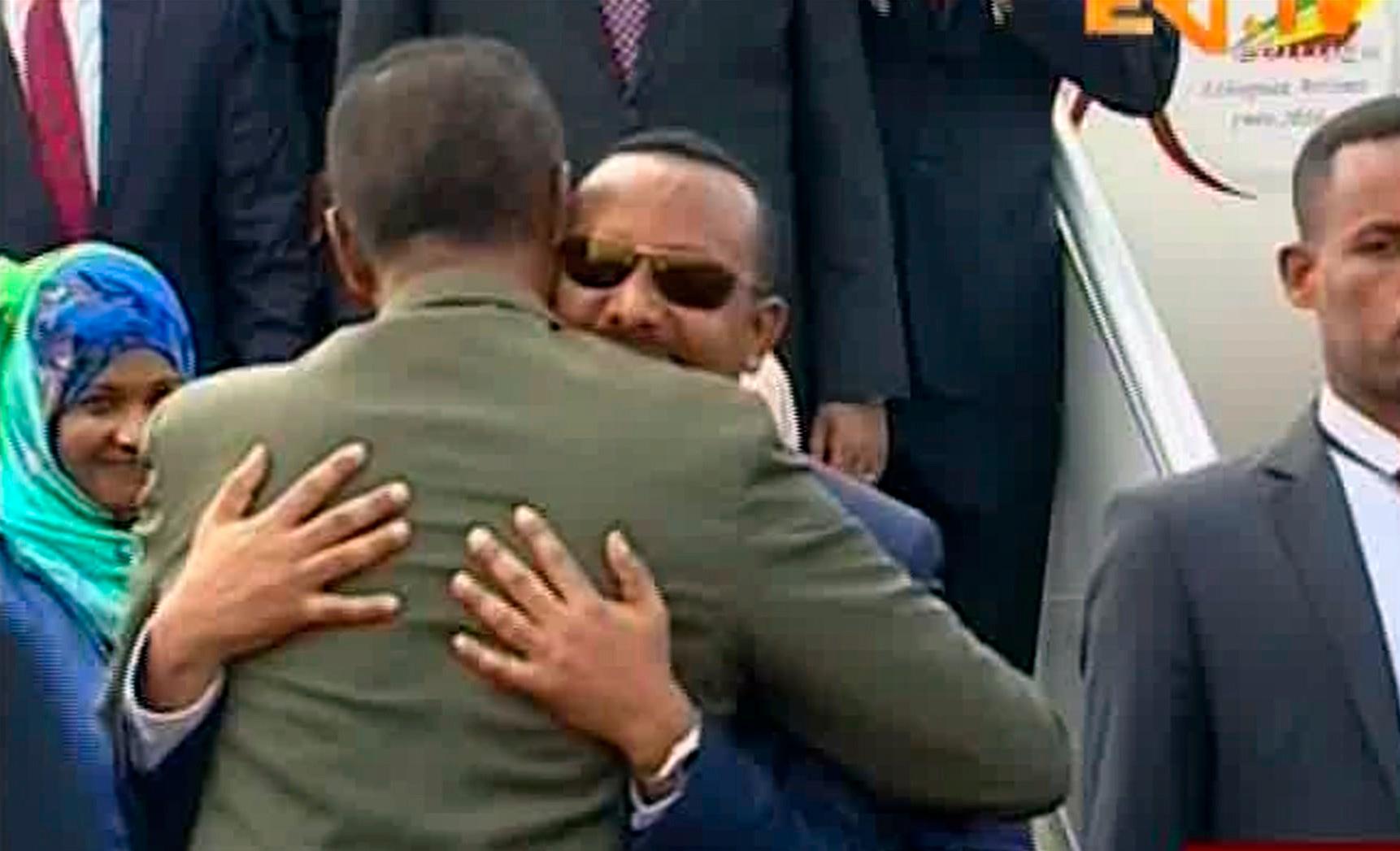 Etiopiens premiärminister Abiy Ahmed i solglasögon omfamnar Eritreas president Isaias Afwerki. Arkivbild.