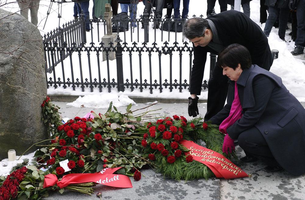 Röda rosor Vid Palmes grav låg ett berg av rosor och många ville hedra hans minne. Här ses S-ledaren Mona Sahlin och partisekreteraren Ibrahim Baylan lägga en stor krans vid graven på Adolf Fredriks kyrkogård i centrala Stockholm.