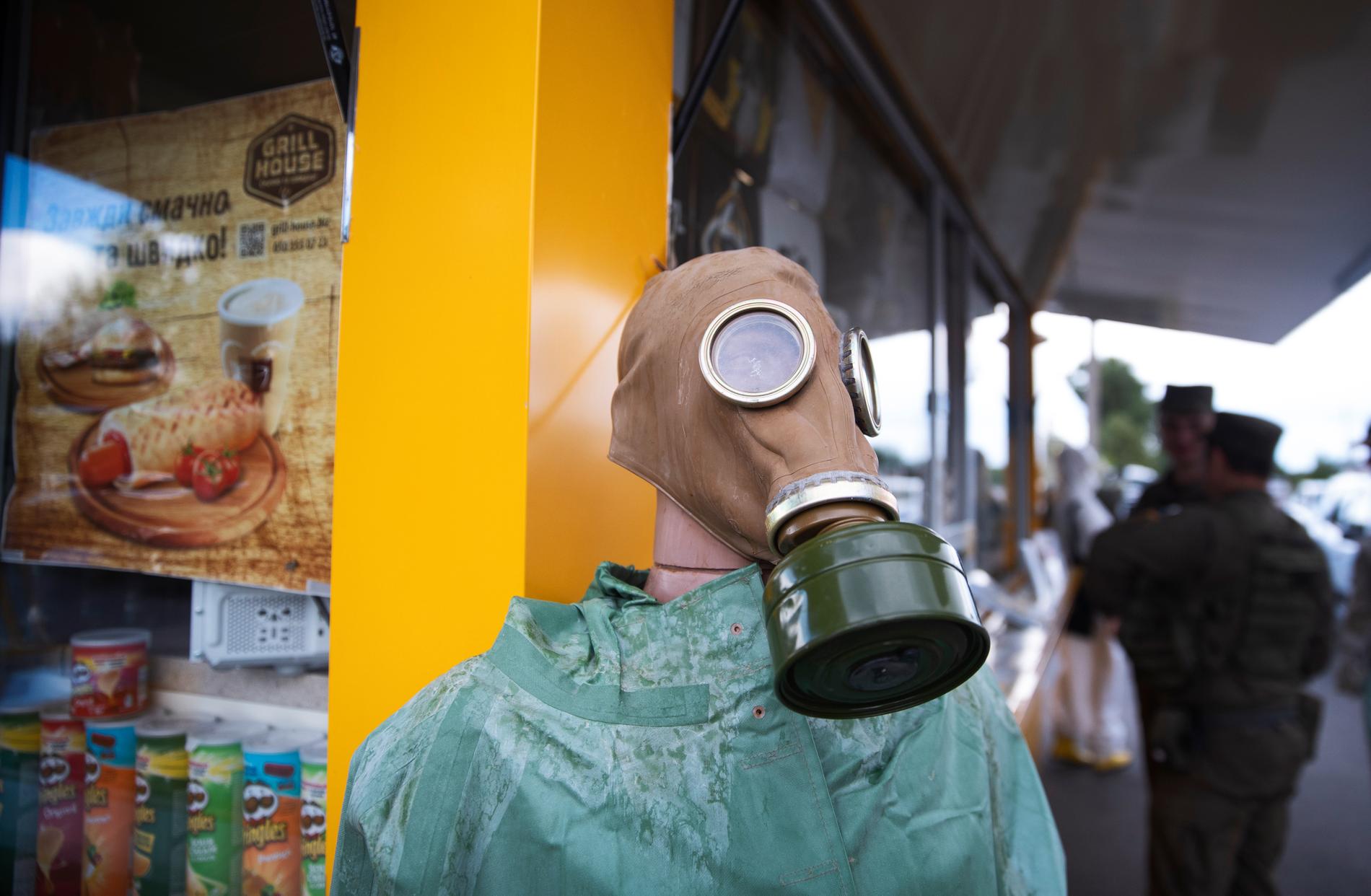 Gasmask och chips till salu vid en souvenir-butik vid Tjernobyl.