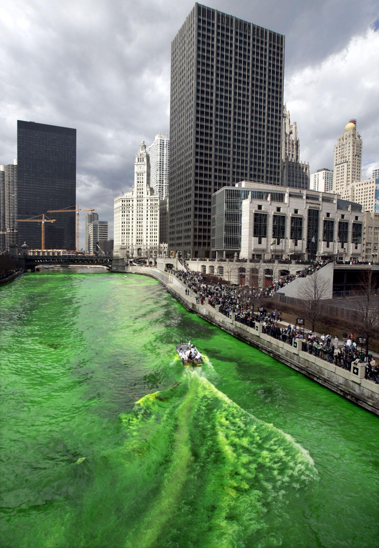 Chicago Varje år på St Patrick's day färgas floden grön.
