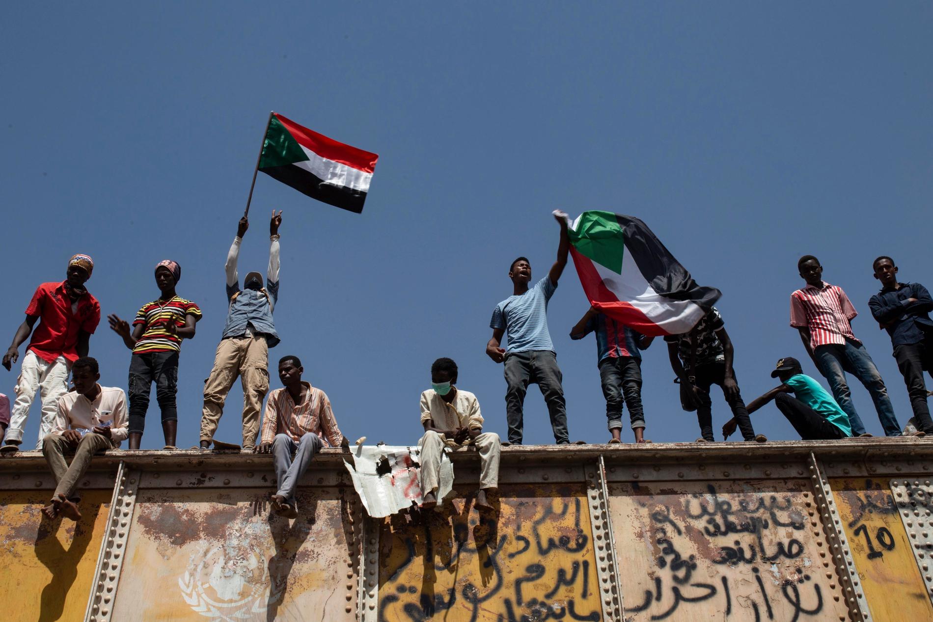 Demonstrerande sudaneser viftar med landets flagga vid en protest i huvudstaden Khartum tidigare i veckan.