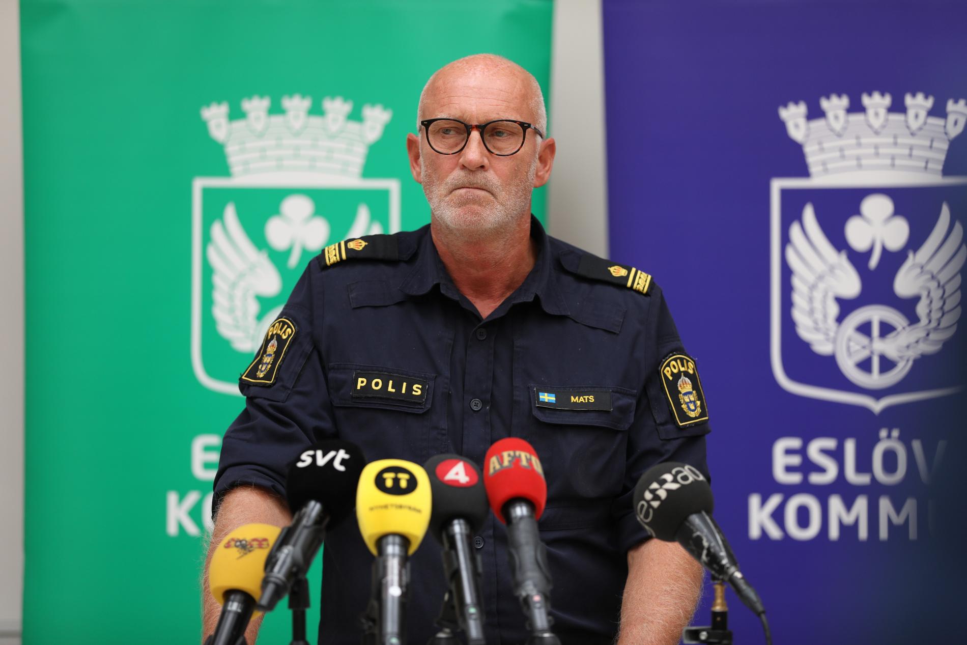 Kommunpolisen Mats G Odestål på en pressträff i Eslöv. 