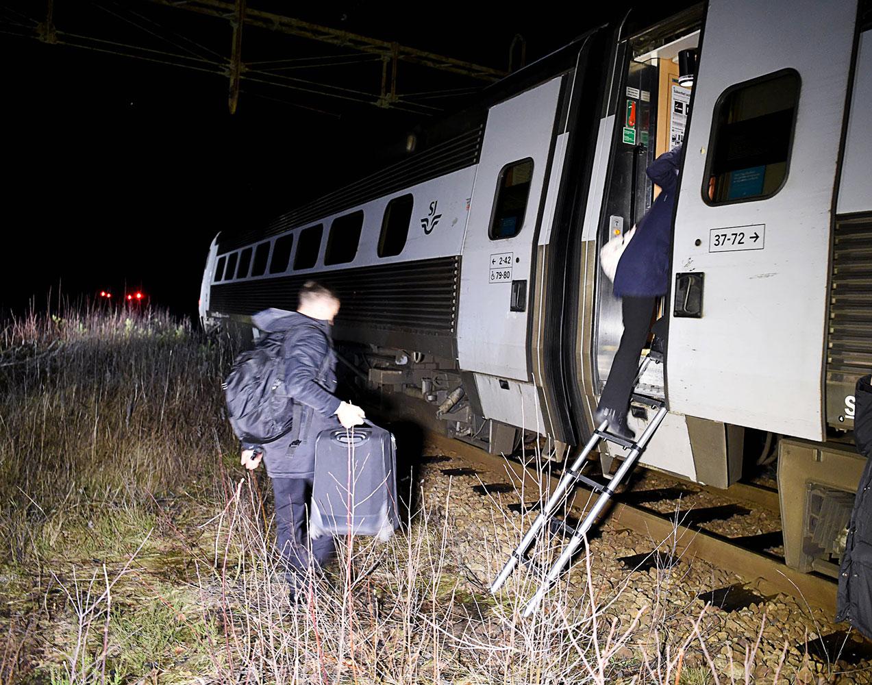 SJ-tåg utanför Ålberga evakueras.