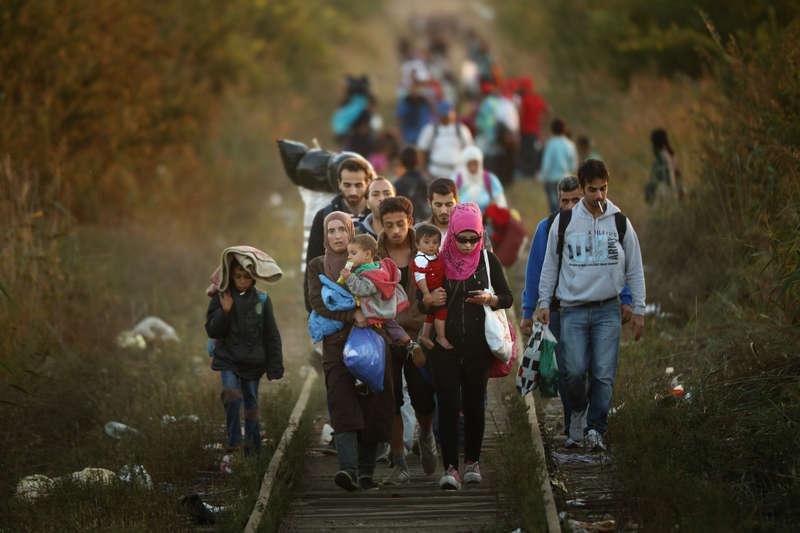 Tusentals  människor är på flykt genom Europa.