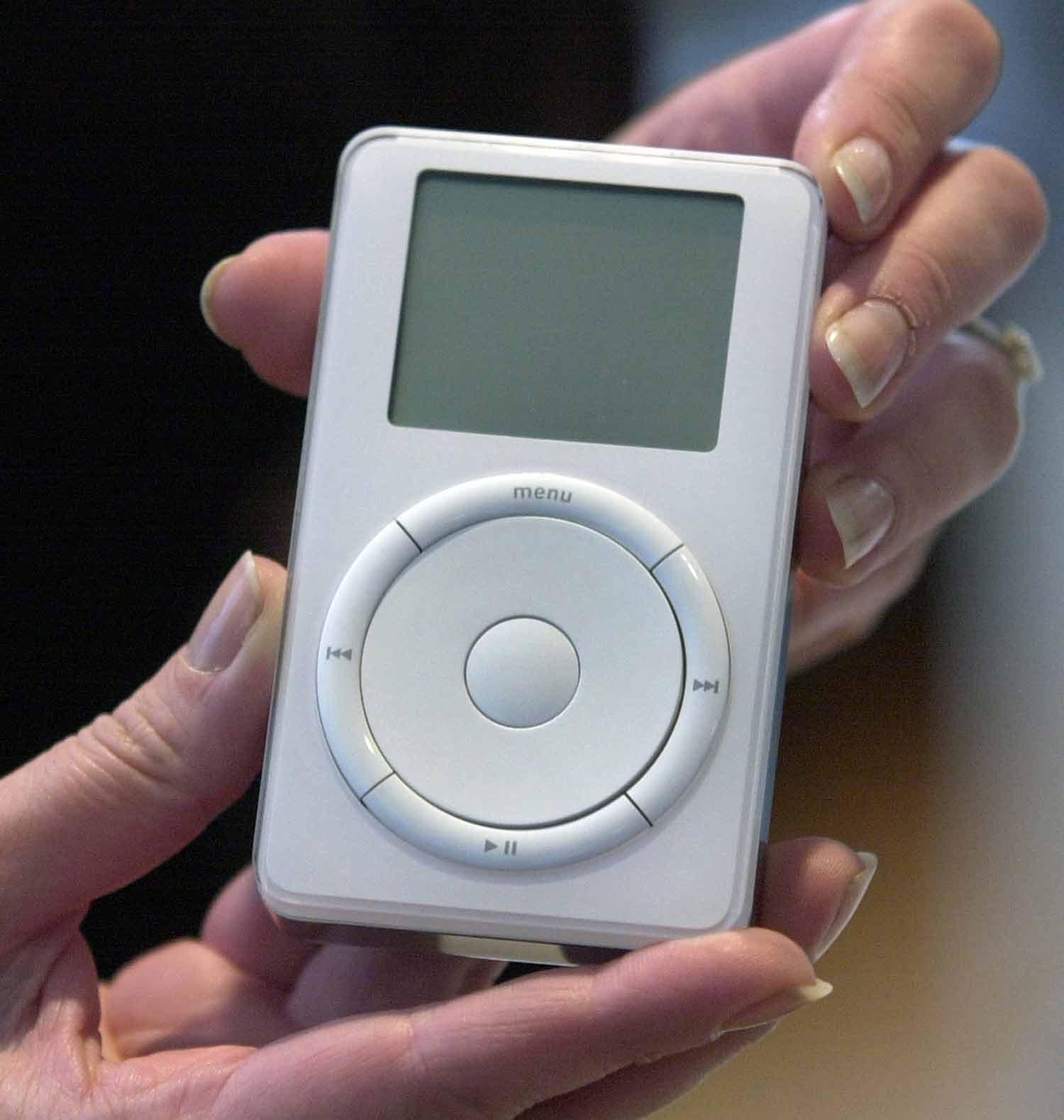 Premiär Den allra första Ipoden visas upp för pressen i oktober 2001. Musikspelaren blev startskottet för Apples makalösa framgångar de kommande åren.