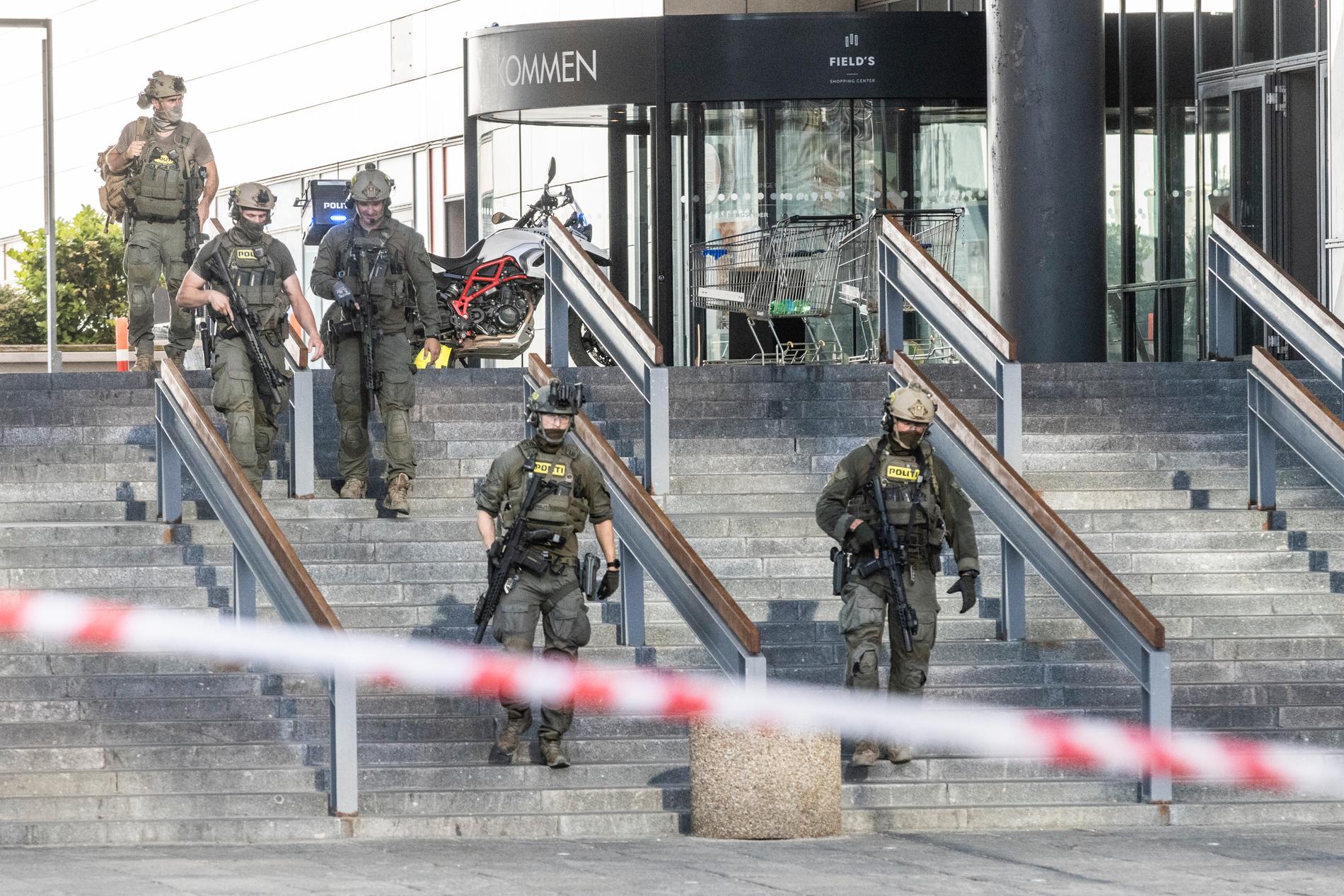 Poliser utanför gallerian i Köpenhamn där skjutningen ägde rum. 