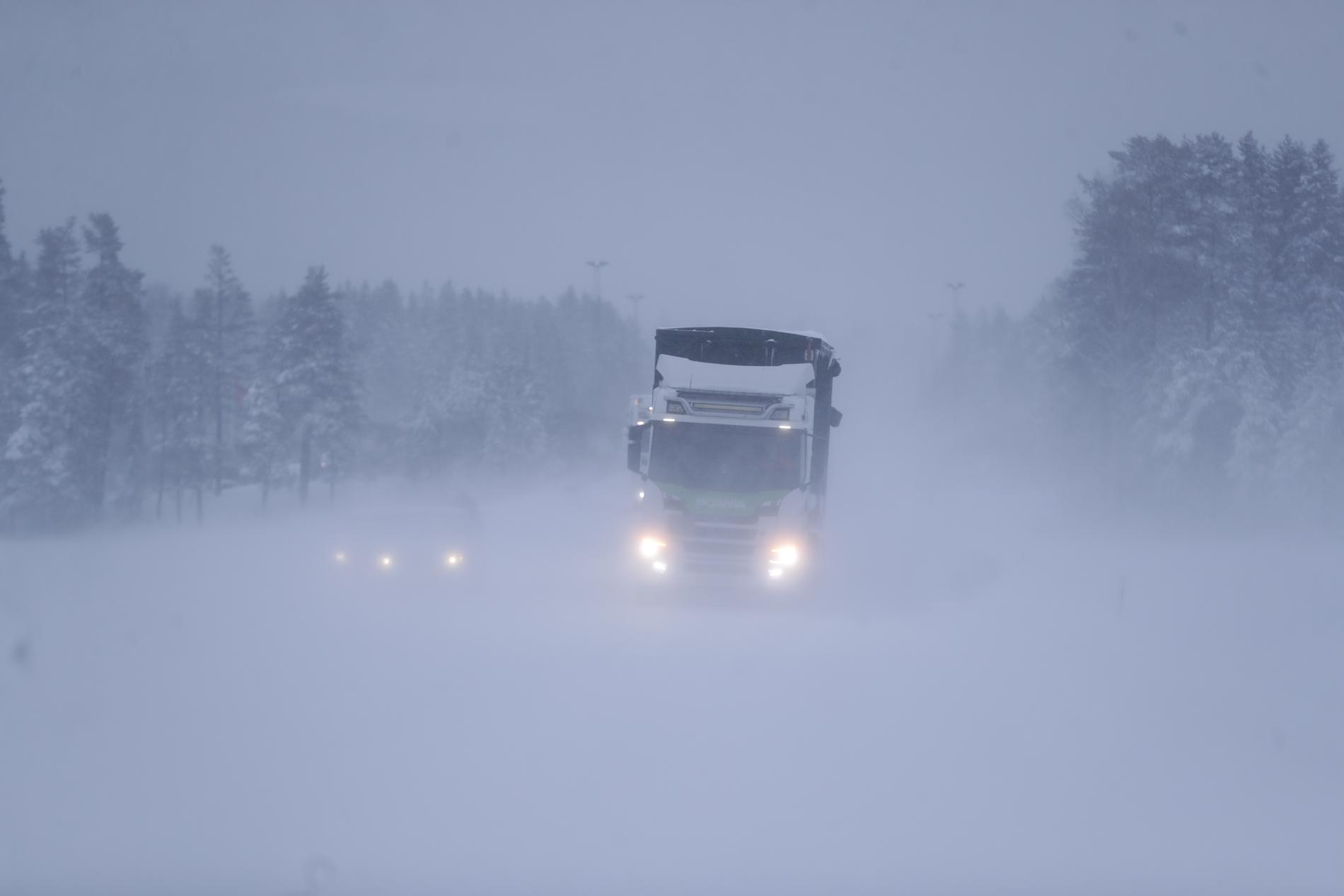 Bilar och lastbilar i kö på E4 mellan Sundsvall och Härnösand.