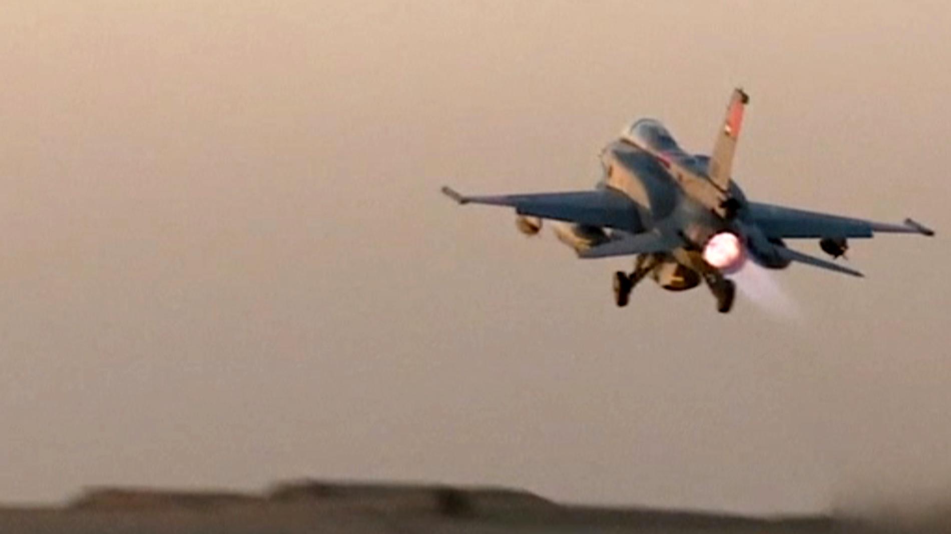 En stillbild från en video visar ett egyptiskt stridsflygplan med uppdrag att angripa extremistmål. Arkivbild.
