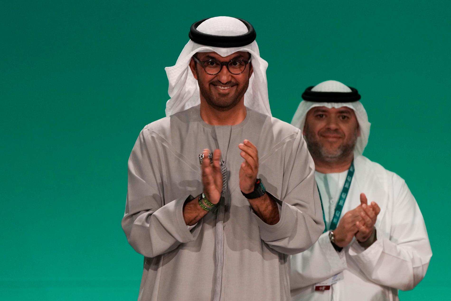 Sultan Al Jaber, ledare för COP28-mötet och för Saudiarabiens statliga oljebolag, på onsdagsmorgonen då avtalet röstades igenom.