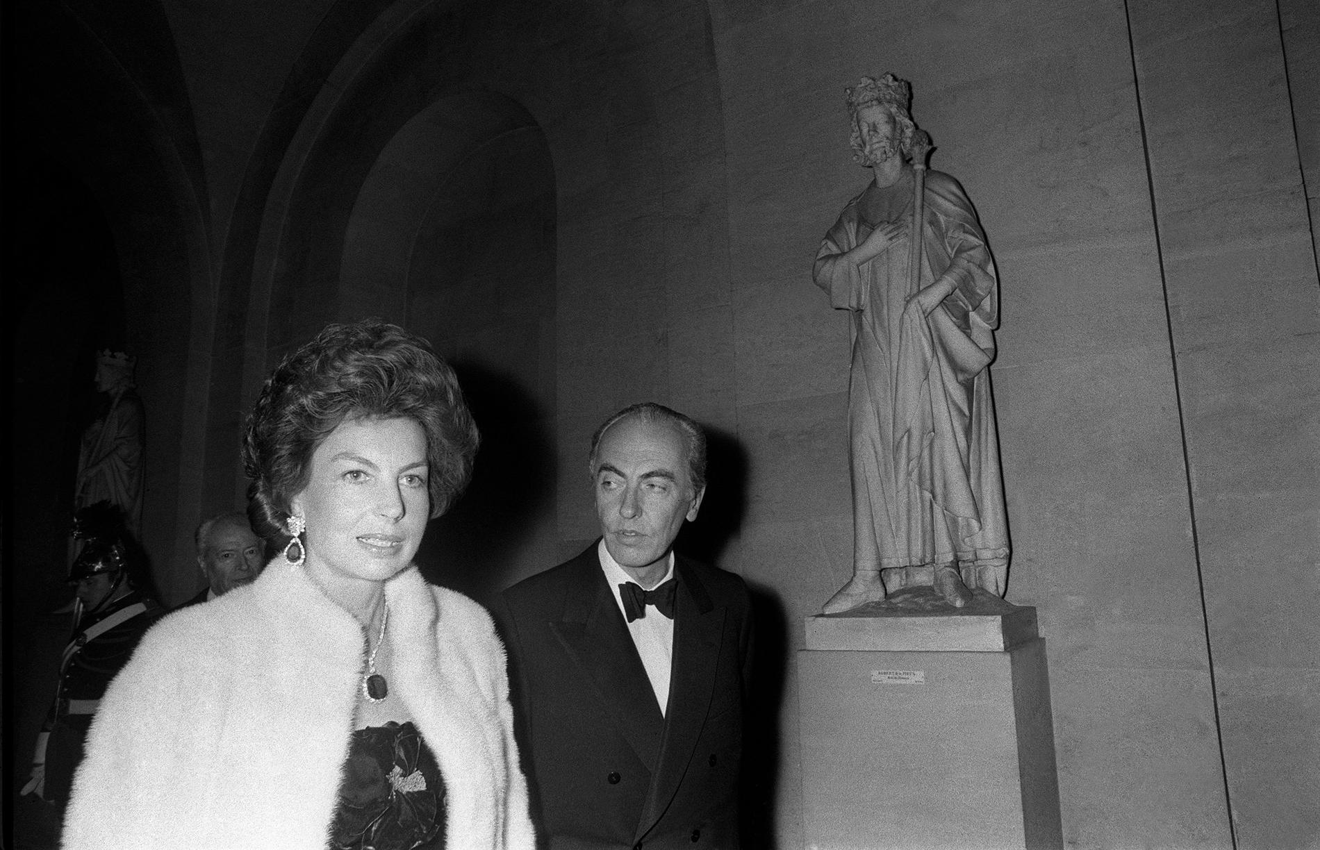 Liliane Bettencourt och hennes man Andre Bettencourt anländer till slottet Versailles för en gala i september 1973.