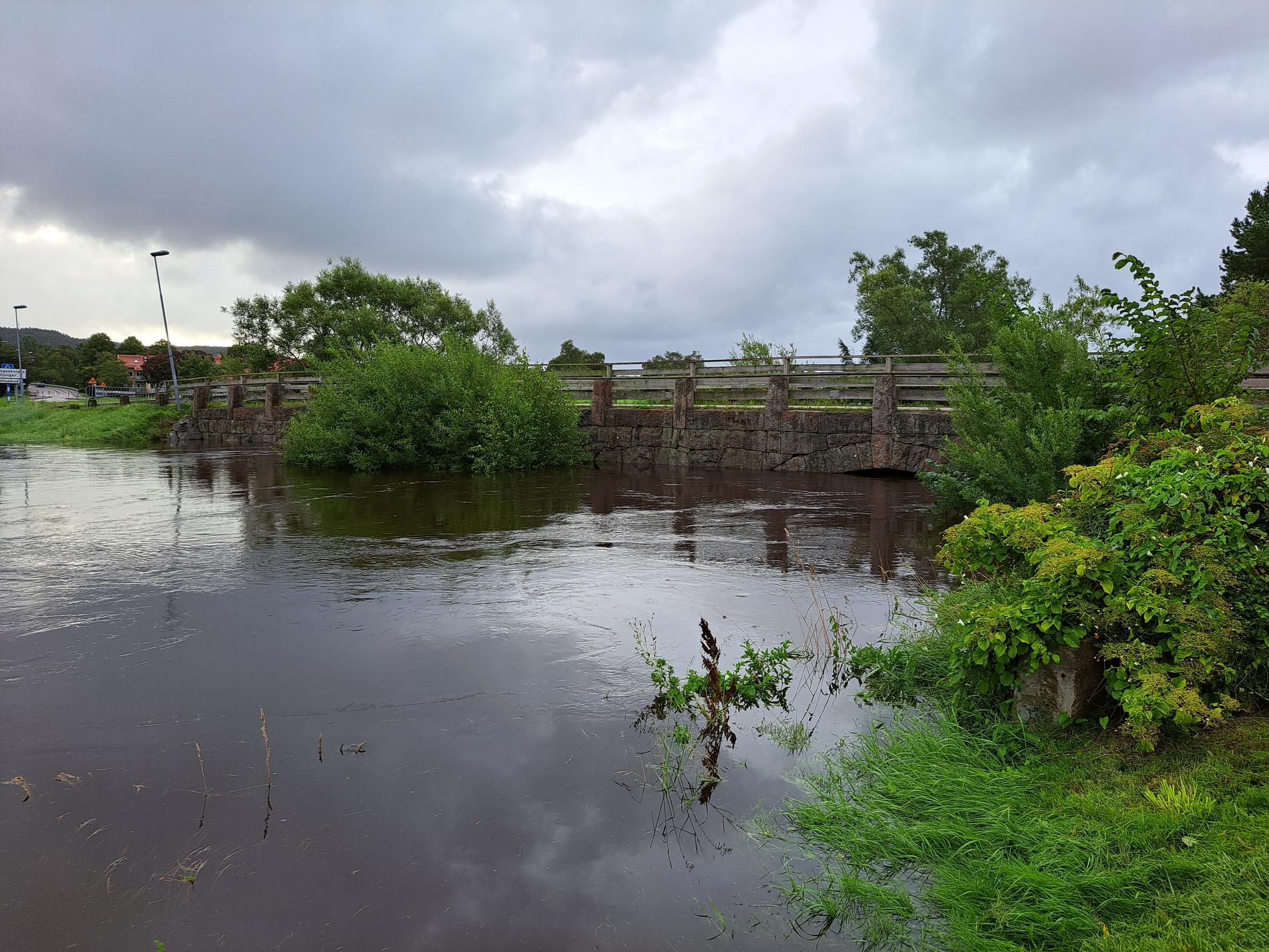 Bron i Getinge riskerar att rasa på grund av det extremt höga vattenflödet.