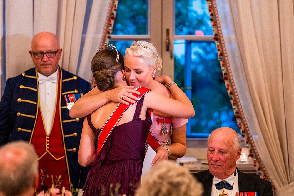 Prinsessan Ingrid Alexandra får en kram av sin mamma kronprinsessan Mette-Marit efter talet. 