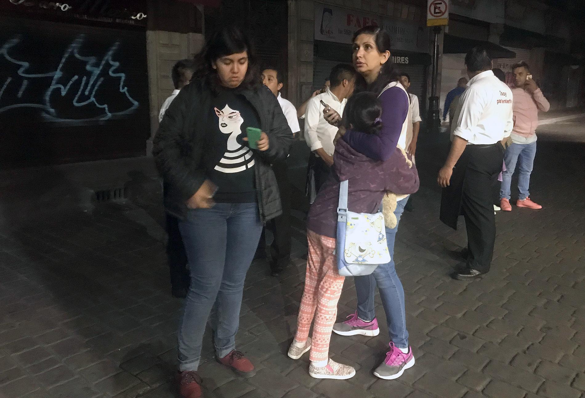 Människor i Mexiko City tar sig ut på gatorna.